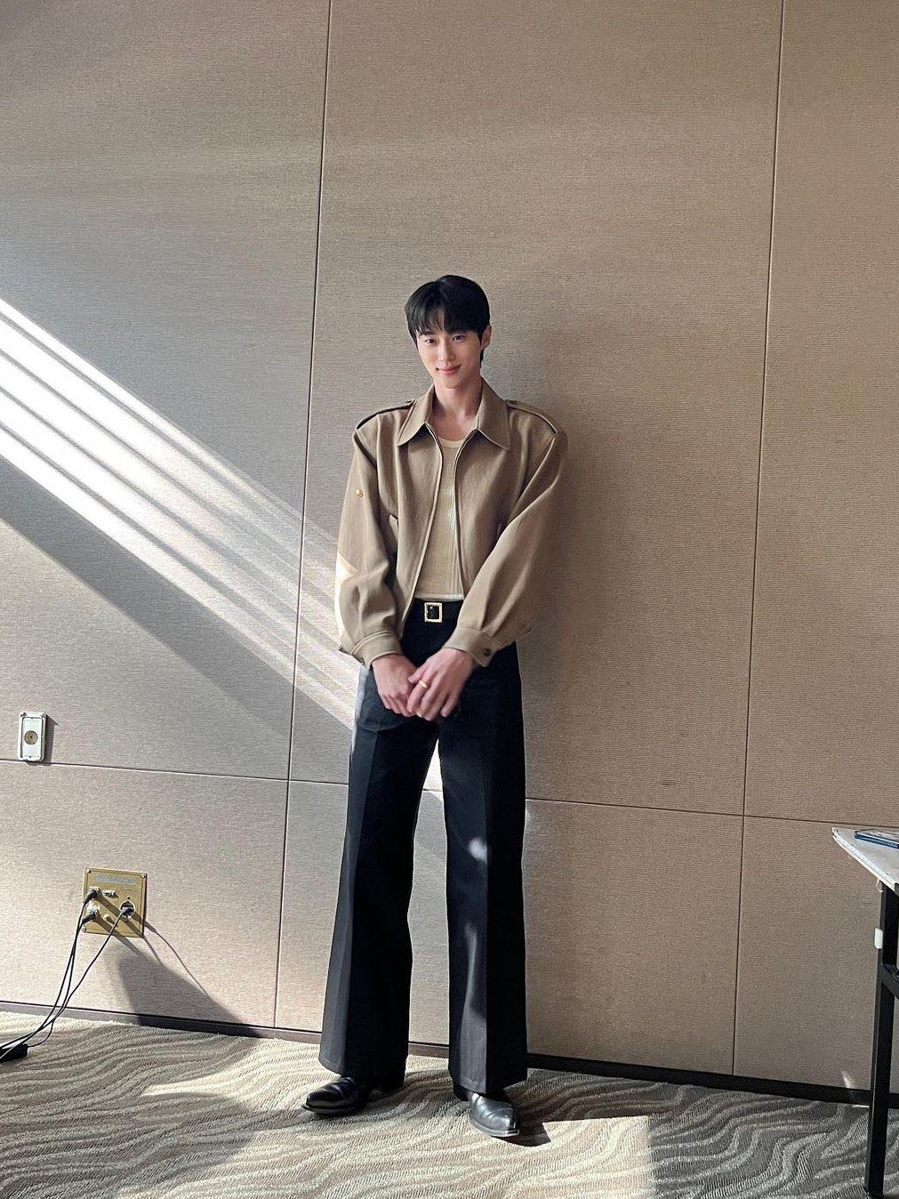 Prada Chocolate Brushed Leather Loafers Black, Saint Laurent Wyatt Chelsea Boots in Suede Land 착용 스타일 - 2