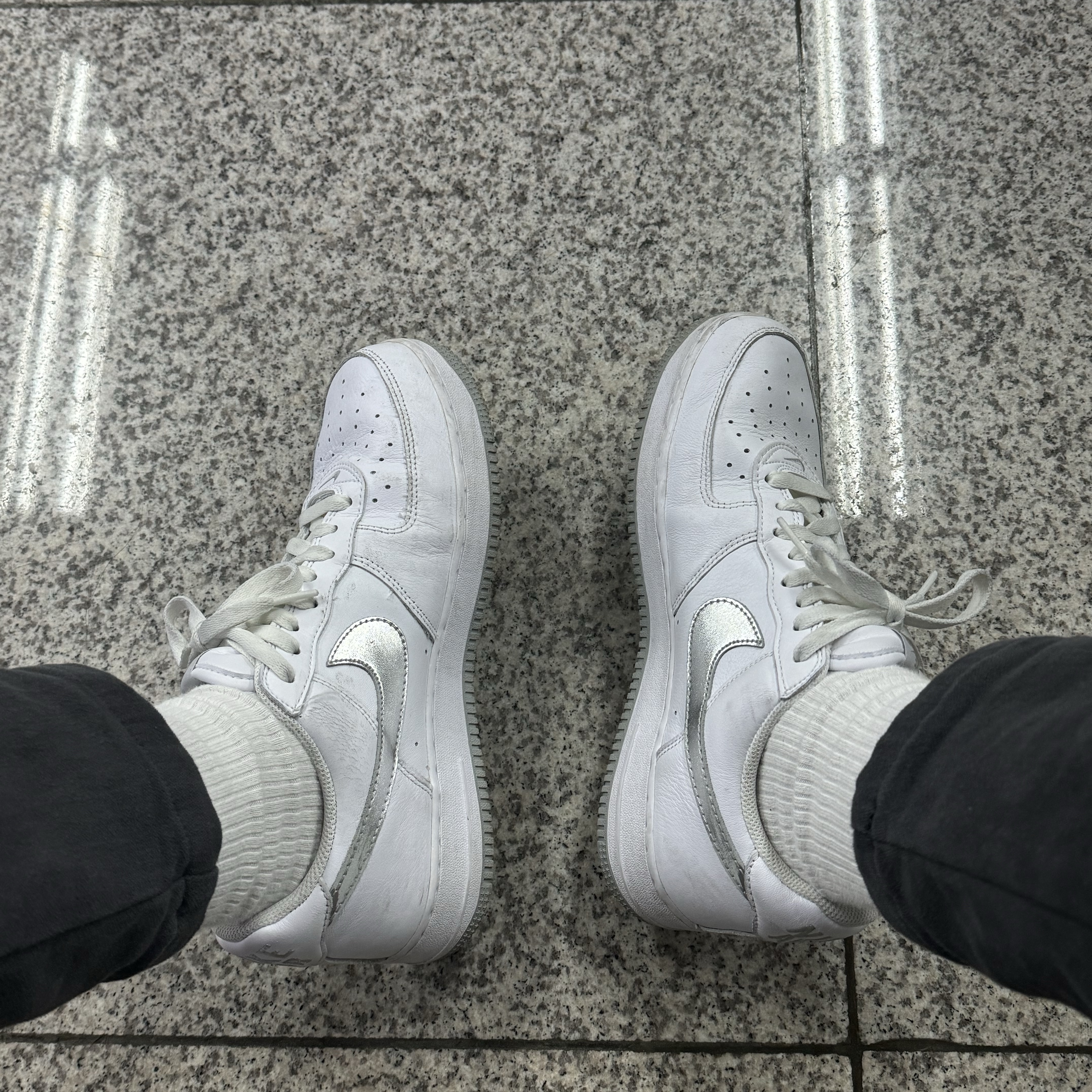 Nike Air Force 1 Low Retro Color of the Month White Metallic Silver 착용 스타일