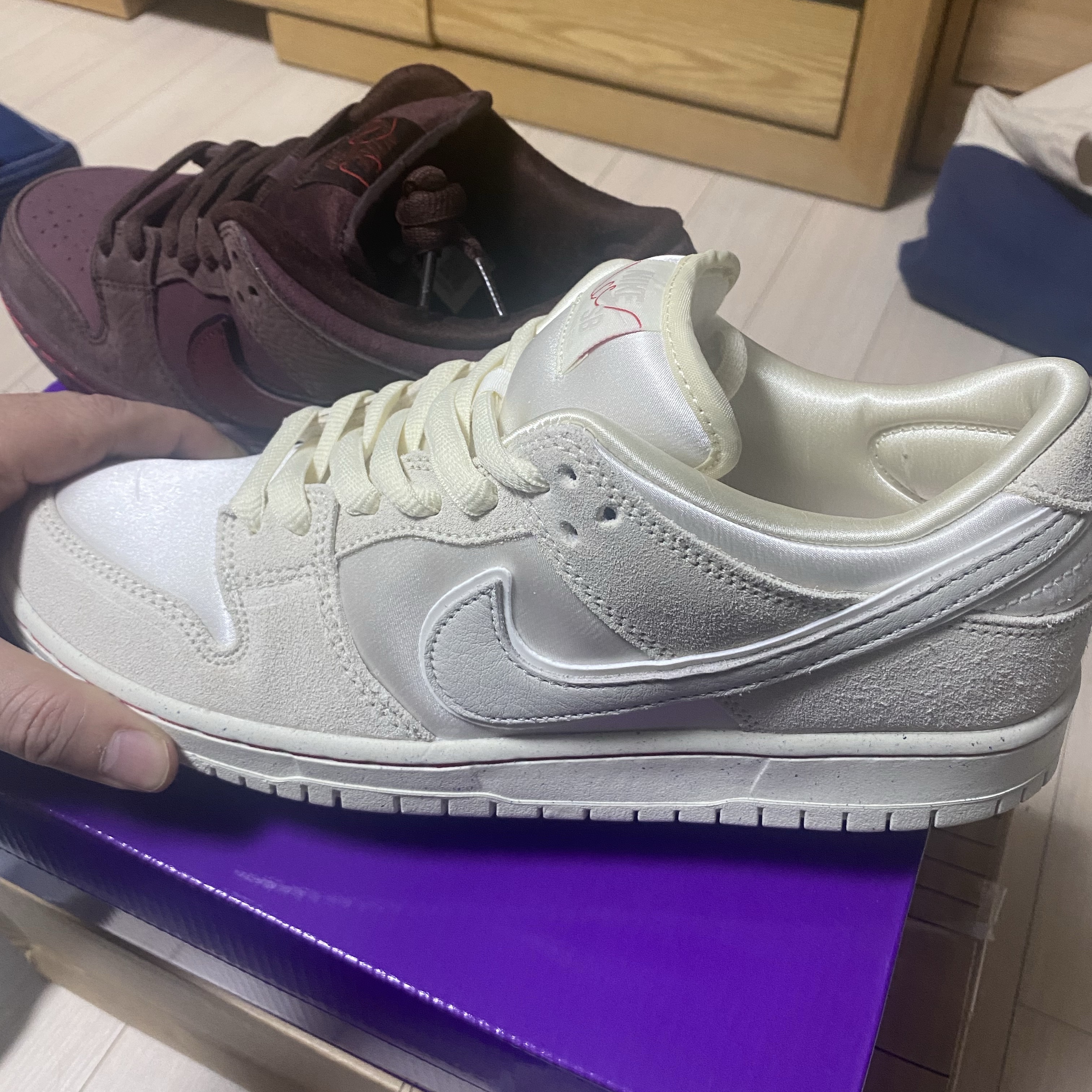 Nike SB Dunk Low PRM Burgundy Crush 착용 스타일 - 3
