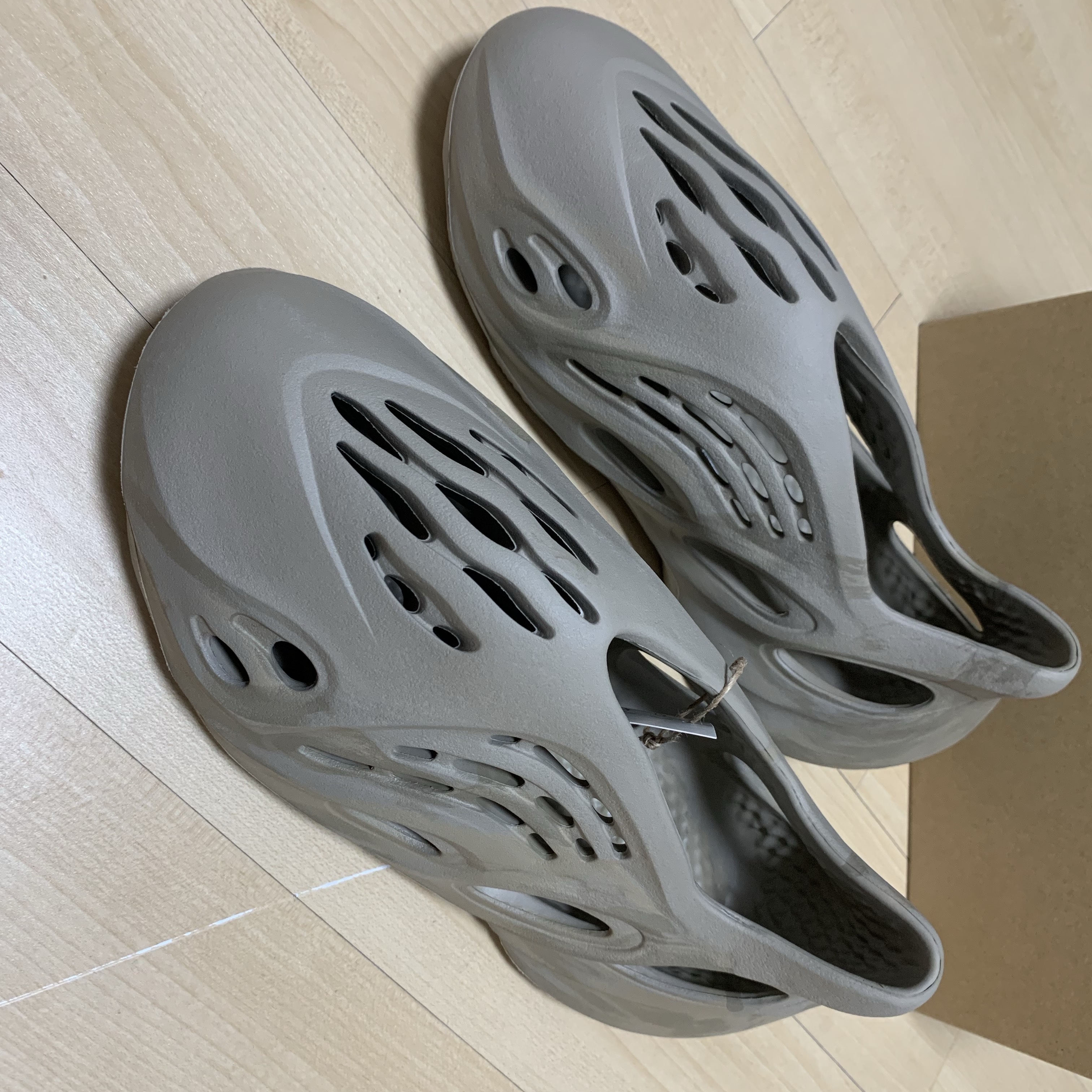 Adidas Yeezy Foam RNNR Stone Sage 착용 스타일