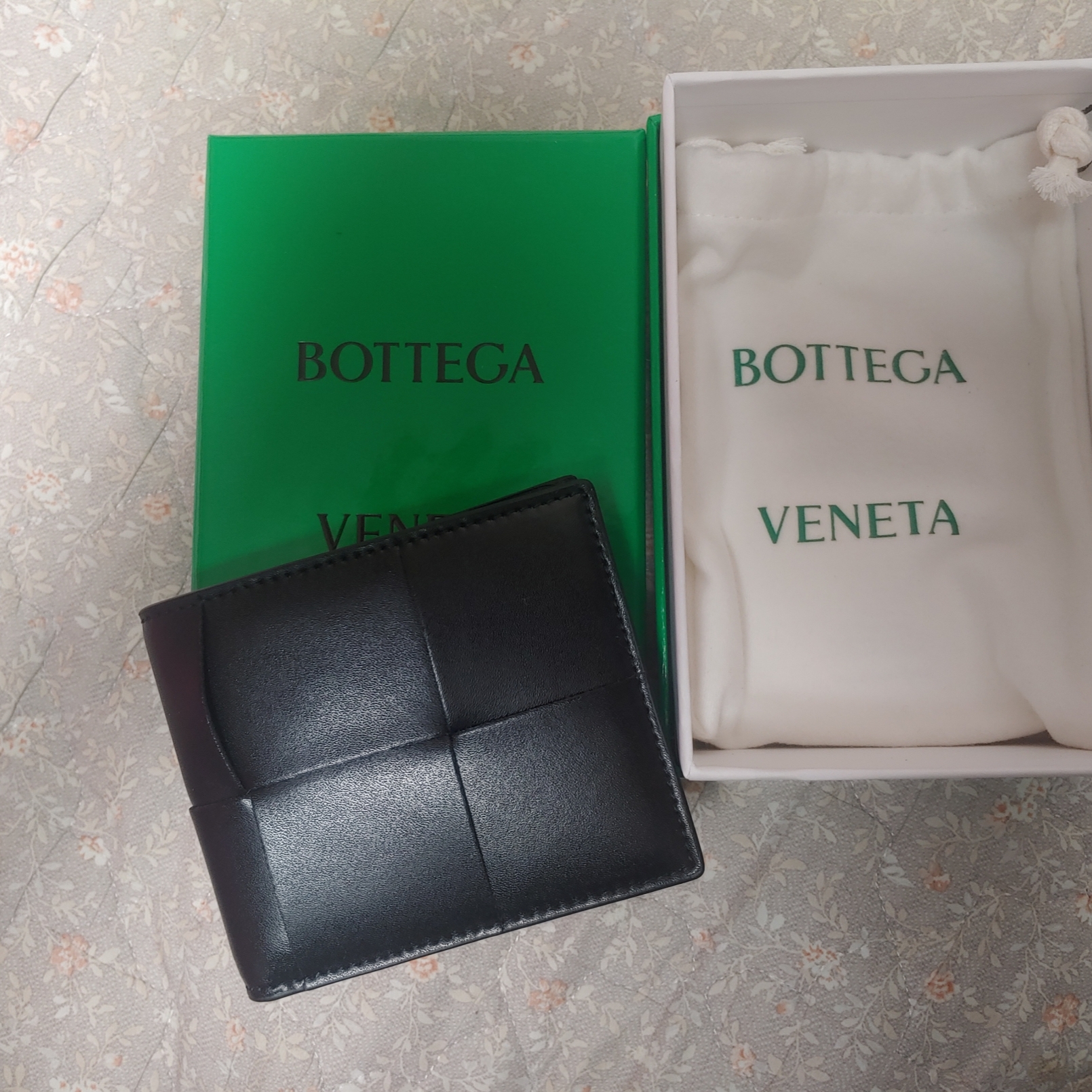 Bottega Veneta Bi-Fold Wallet Black 착용 스타일 - 2