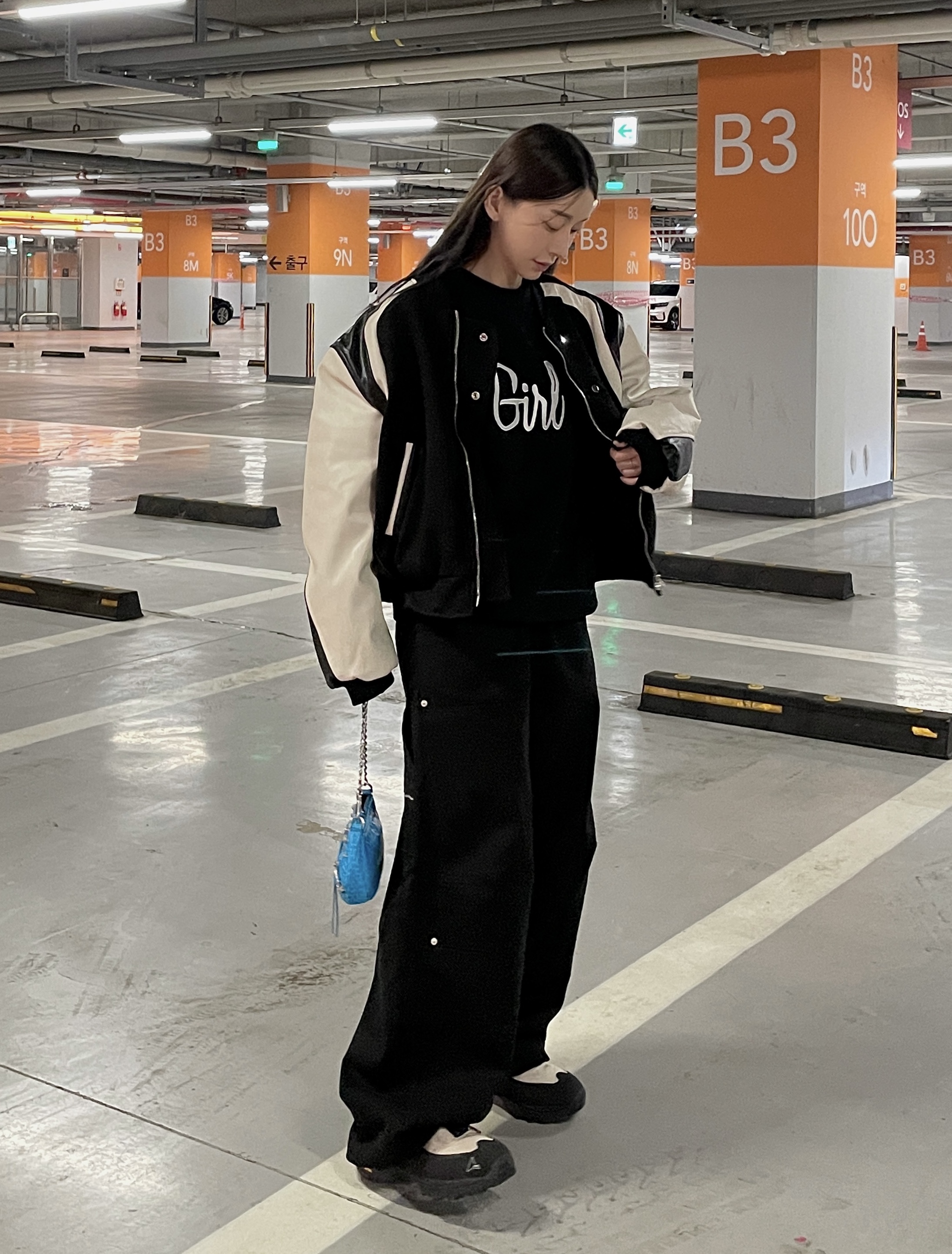 Roa Hiking Katharina Sand, Balenciaga Crocodile Embossed Le Cagole Mini Purse with Chain White 착용 스타일 - 3