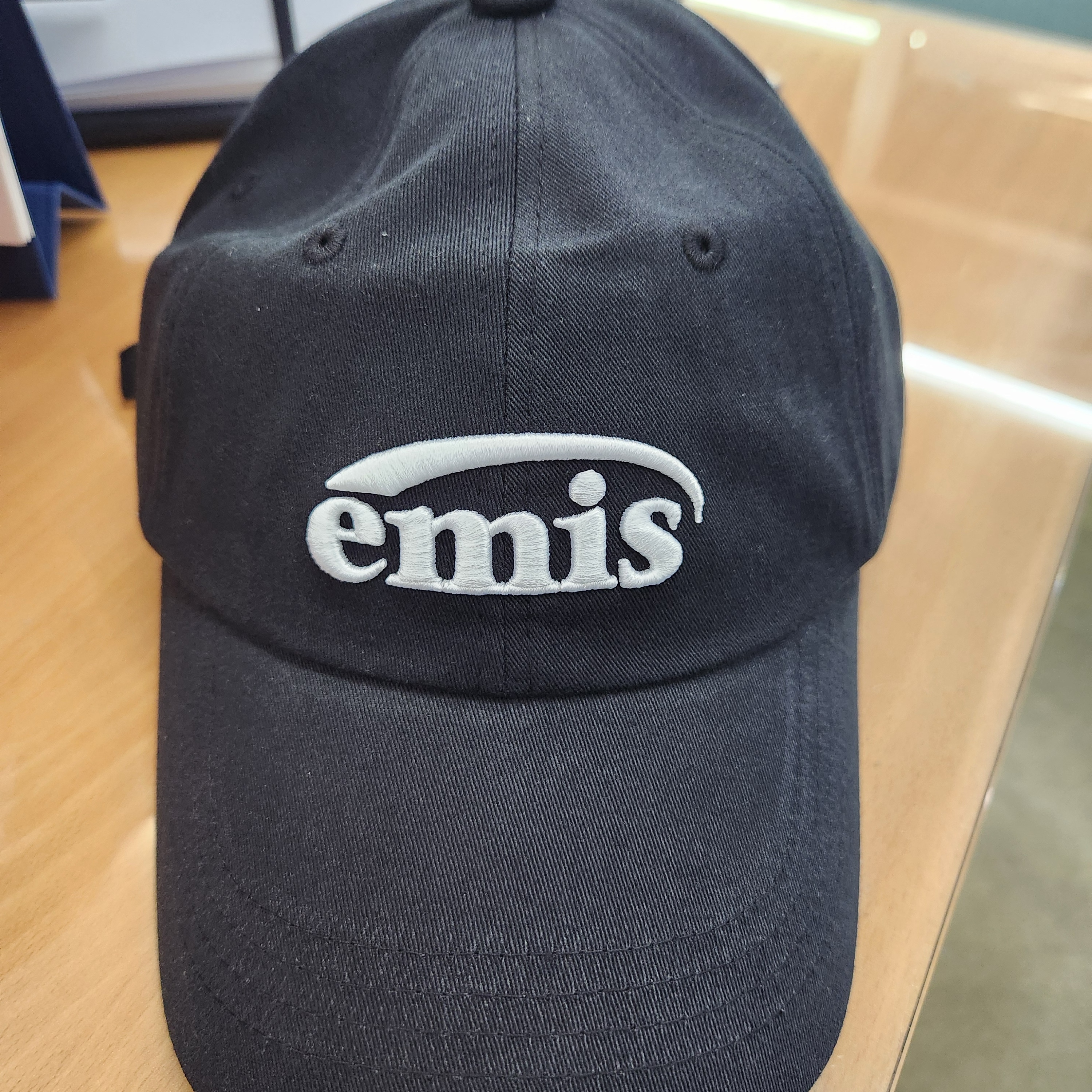 Emis New Logo Emis Cap Black 착용 스타일