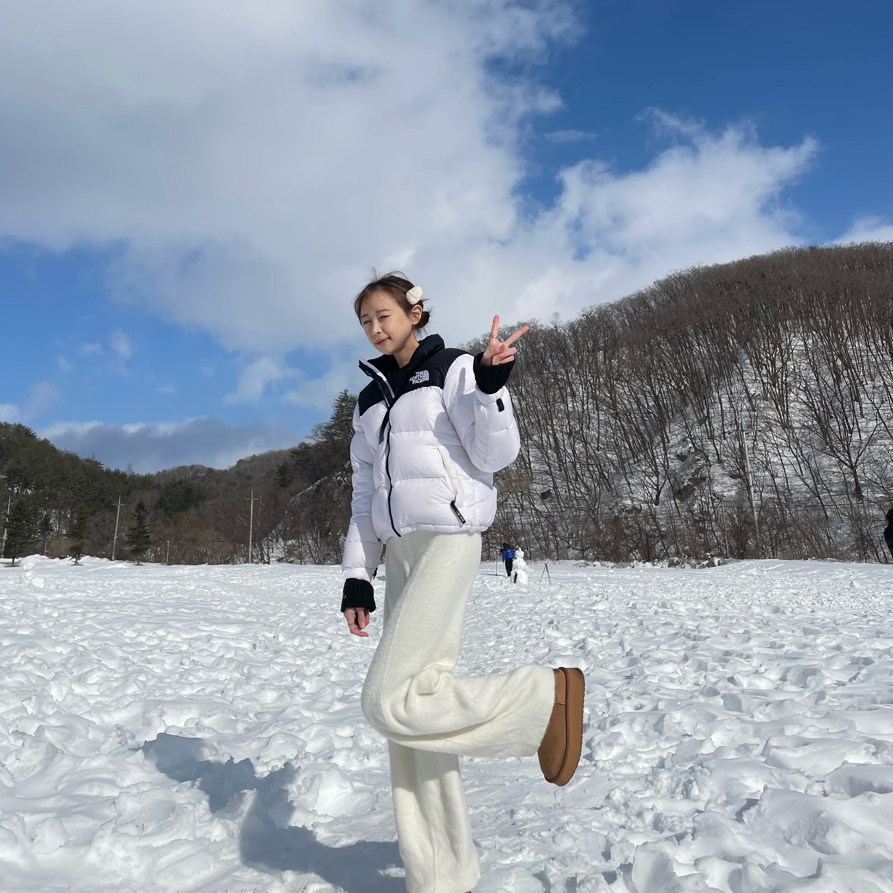 (W) The North Face 1996 Eco Nuptse Jacket White, Celine Classique Triomphe Bag in Shiny Calfskin Black 착용 스타일 - 1