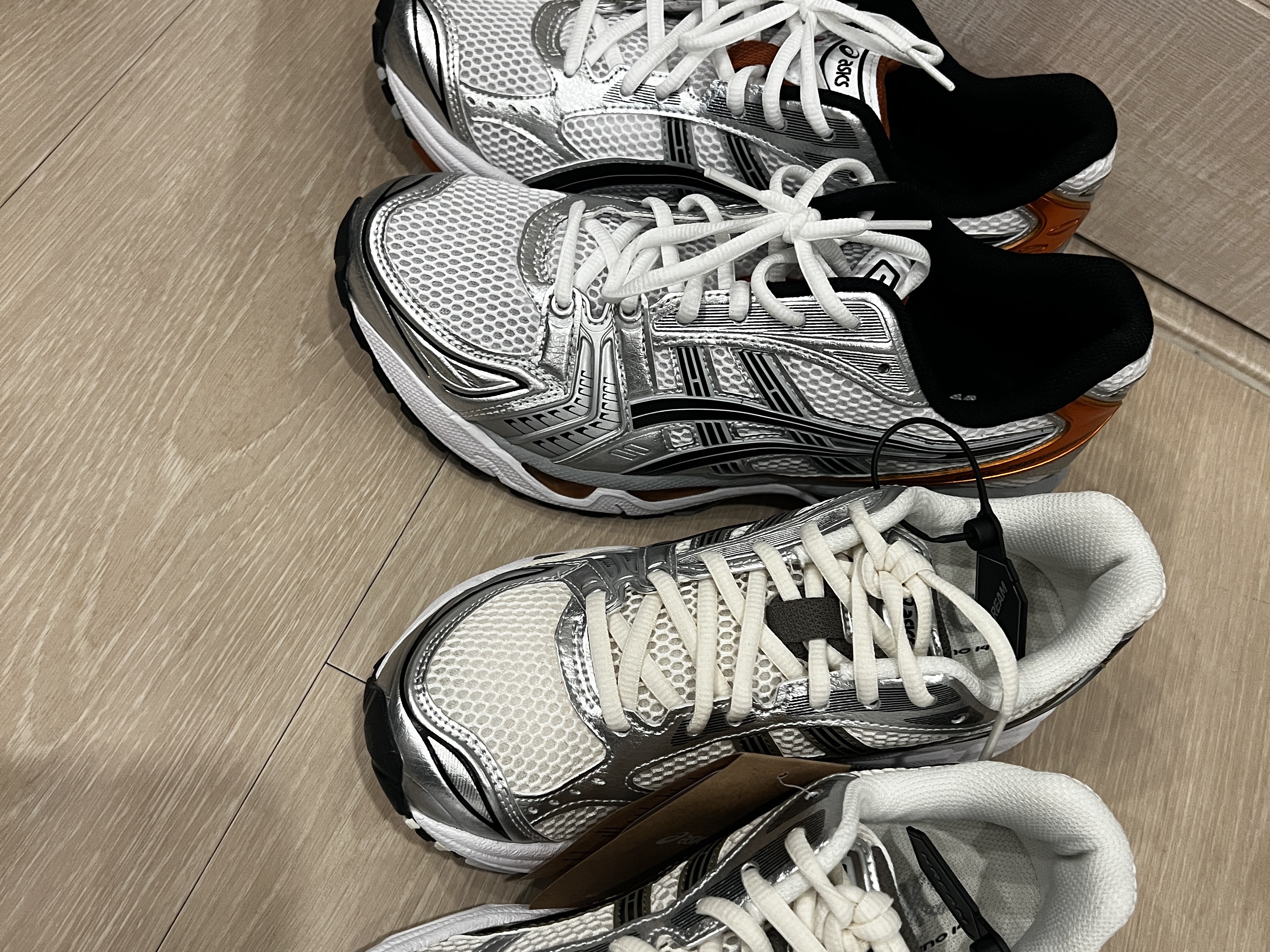Asics Gel-Kayano 14 Cream Black, Asics Gel-Kayano 14 White Piquant Orange 착용 스타일