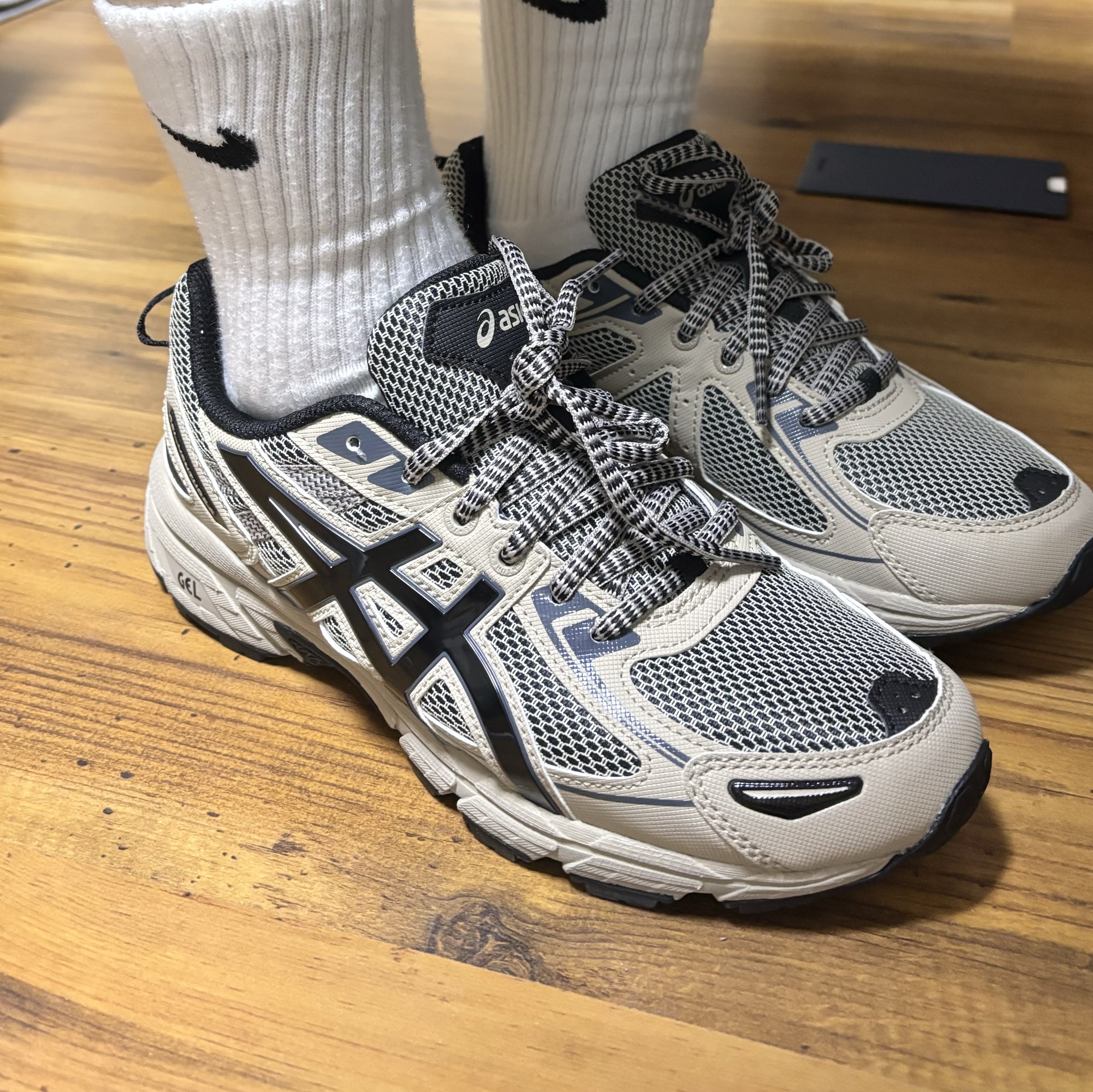 Asics Gel-Venture 6 Feather Grey Black 착용 스타일 - 2