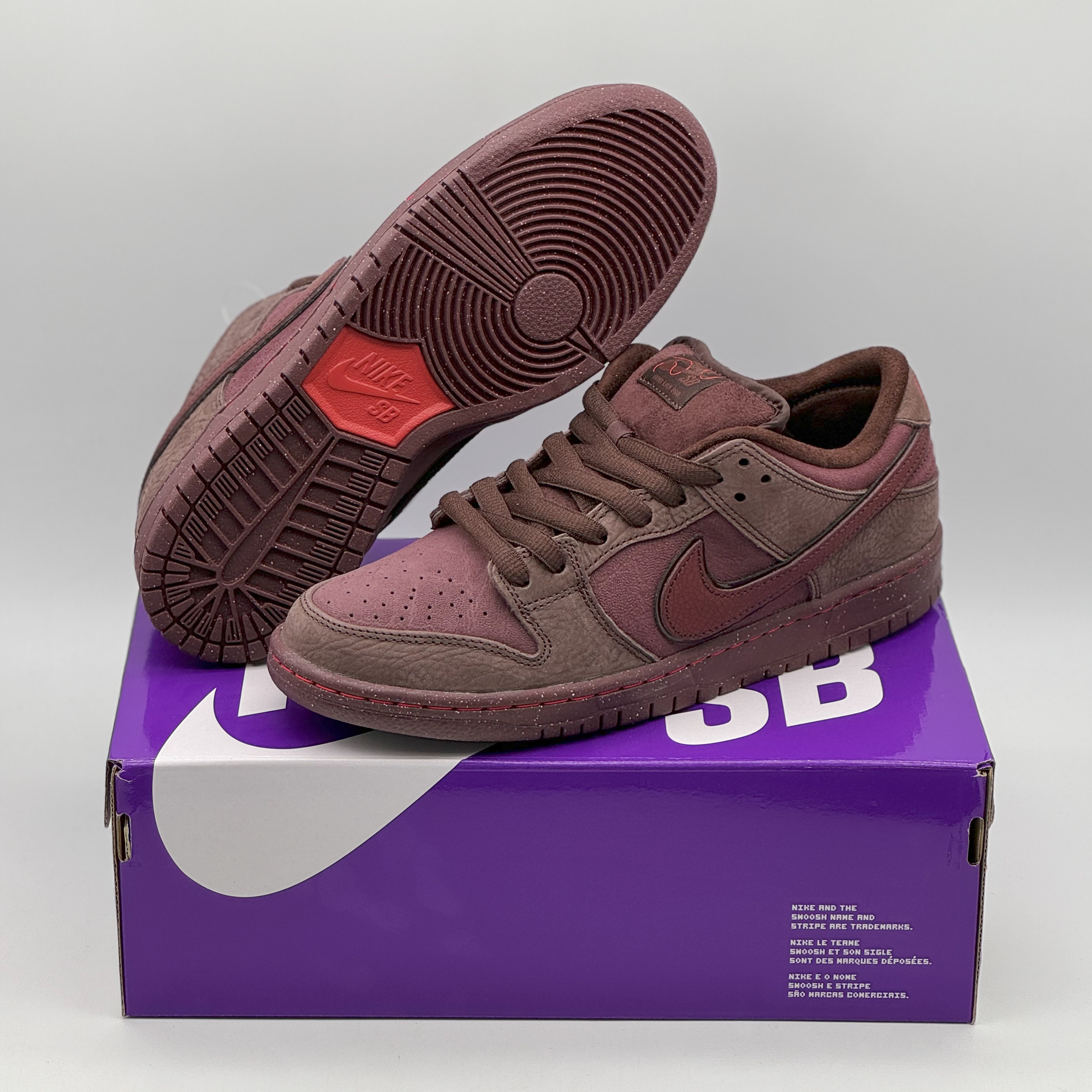 Nike SB Dunk Low PRM Burgundy Crush 착용 스타일 - 1