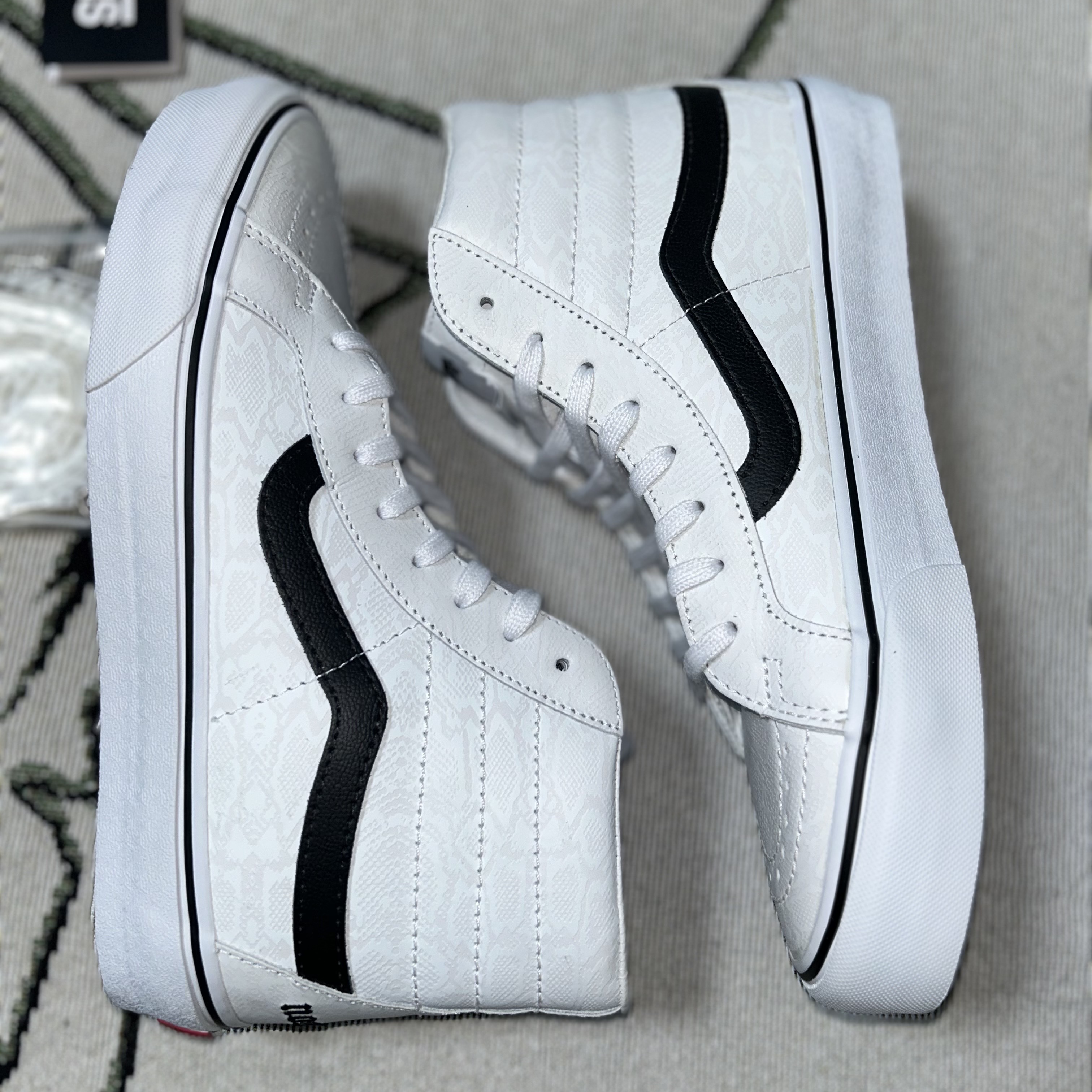 Vans Vault x Noon Goons Sk8-Hi Reissue LX White 착용 스타일 - 5