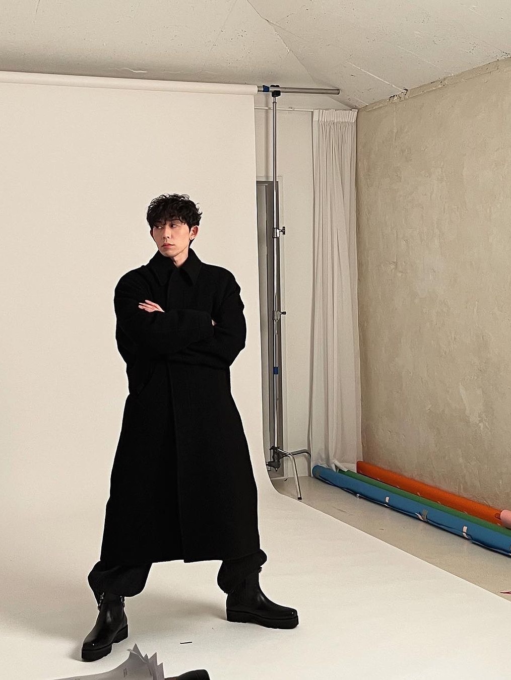 Prada Chocolate Brushed Leather Loafers Black, Saint Laurent Wyatt Chelsea Boots in Suede Land 착용 스타일 - 4