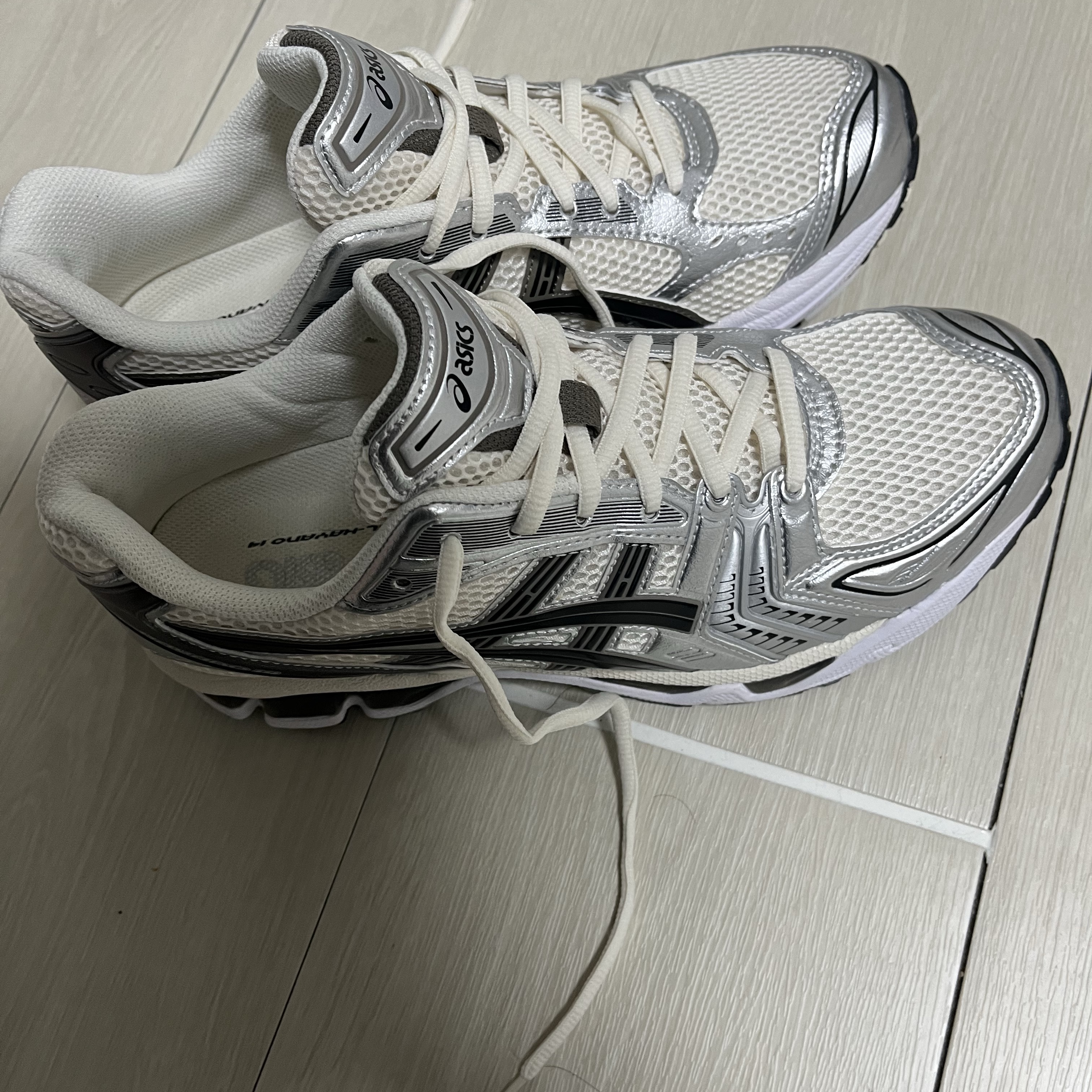 Asics Gel-Kayano 14 Cream Black 착용 스타일