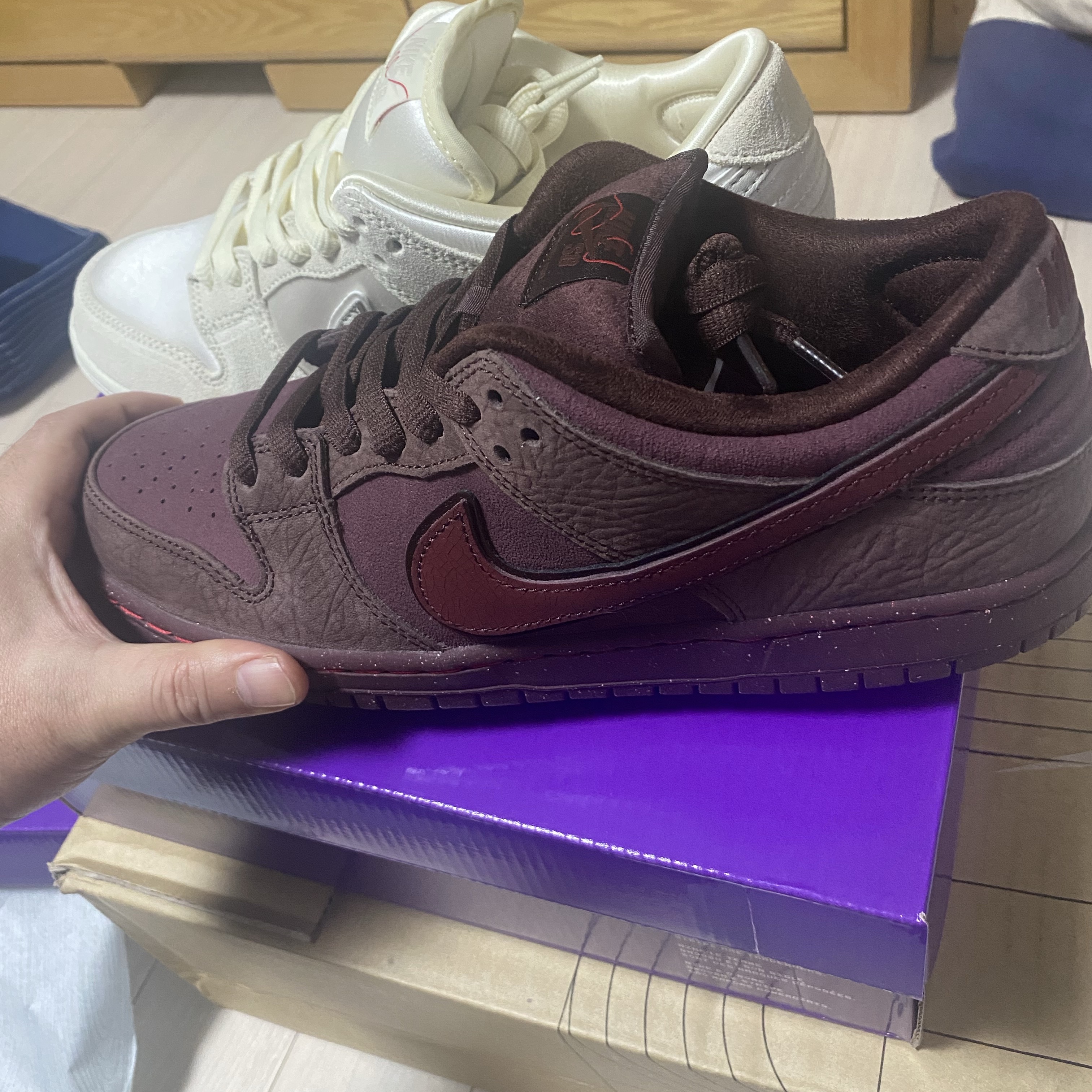 Nike SB Dunk Low PRM Burgundy Crush 착용 스타일 - 1