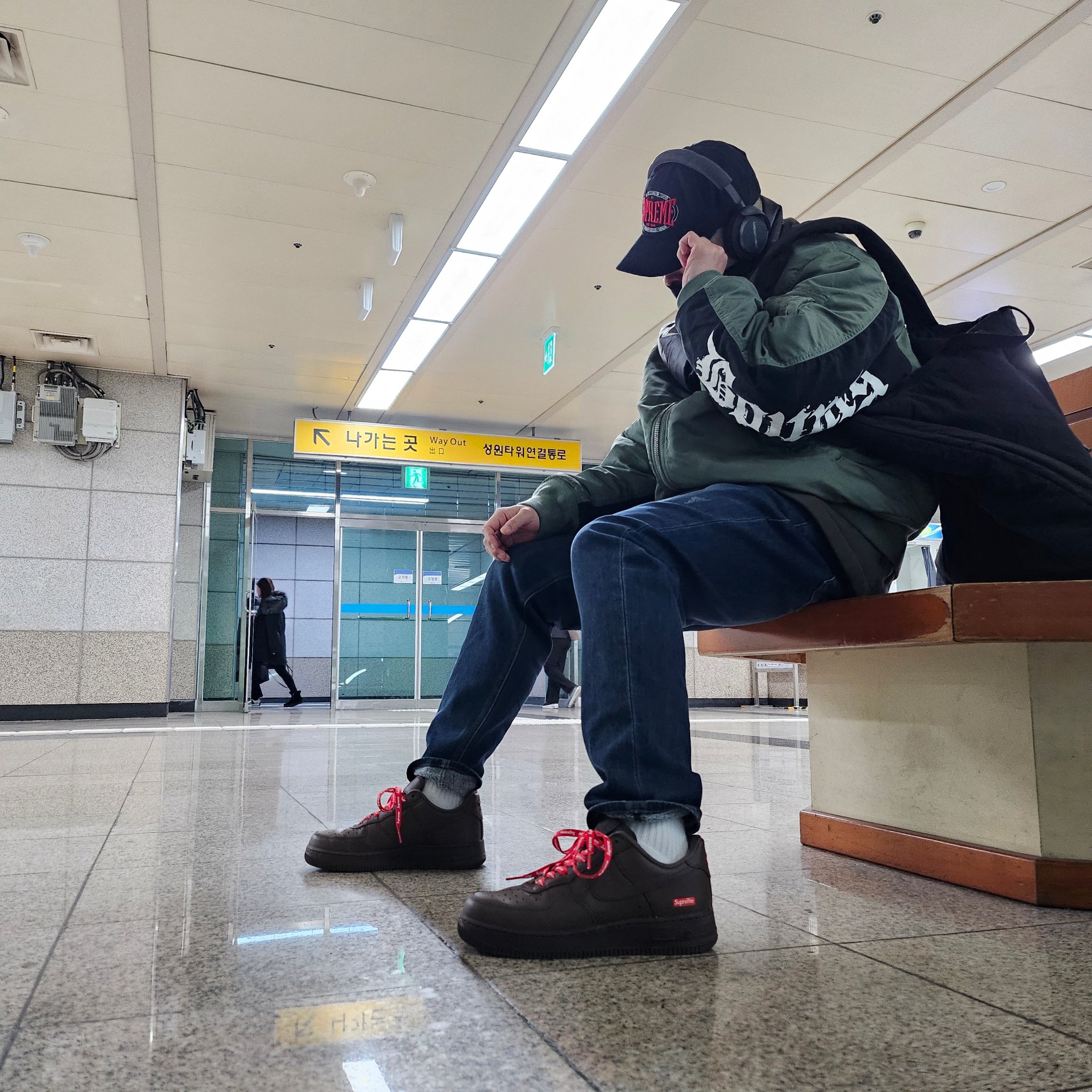 Supreme Warm Up 6-Panel Black - 23FW, Supreme x Bounty Hunter MA-1 Jacket Olive - 23FW 착용 스타일 - 2