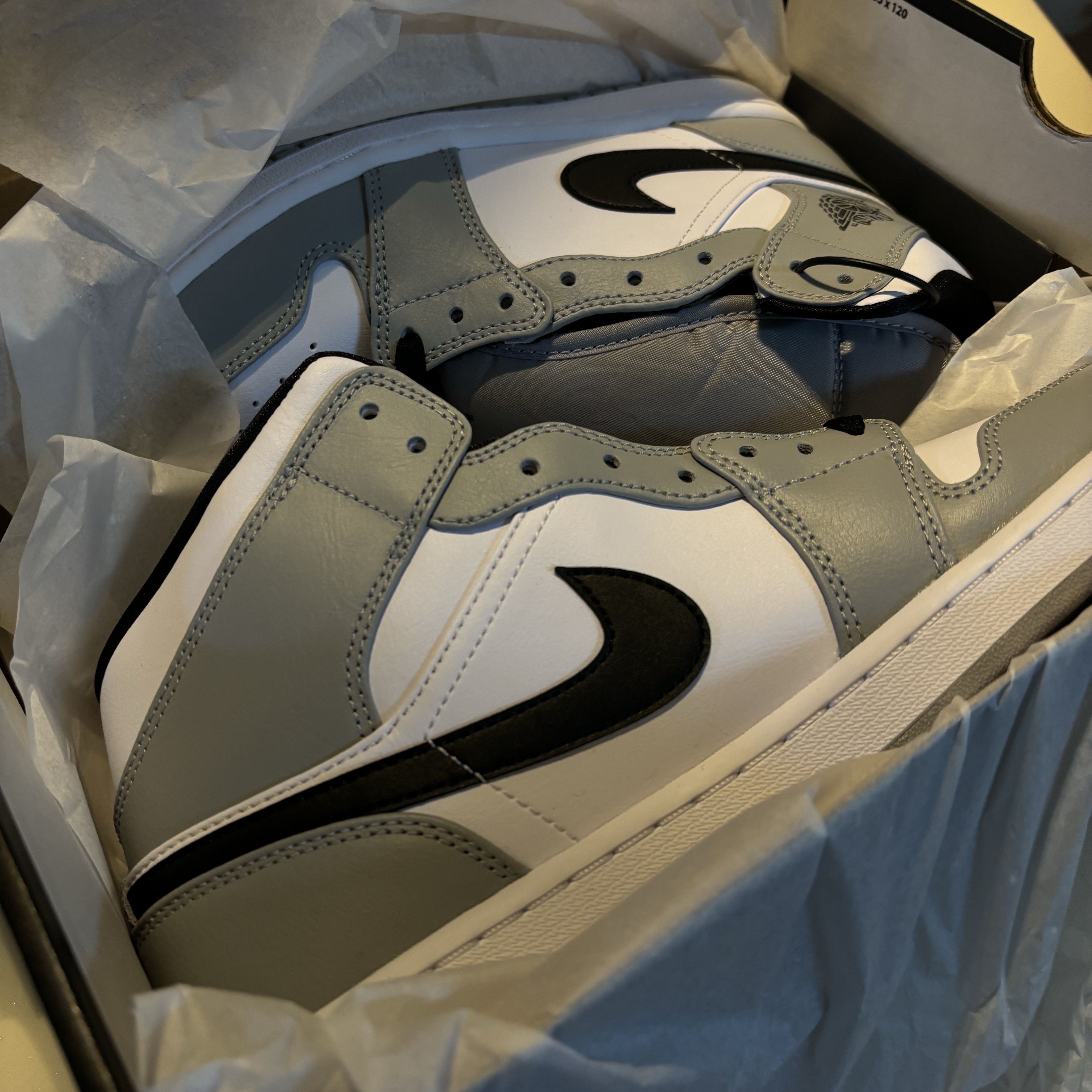 Jordan 1 Mid Light Smoke Grey 착용 스타일 - 3