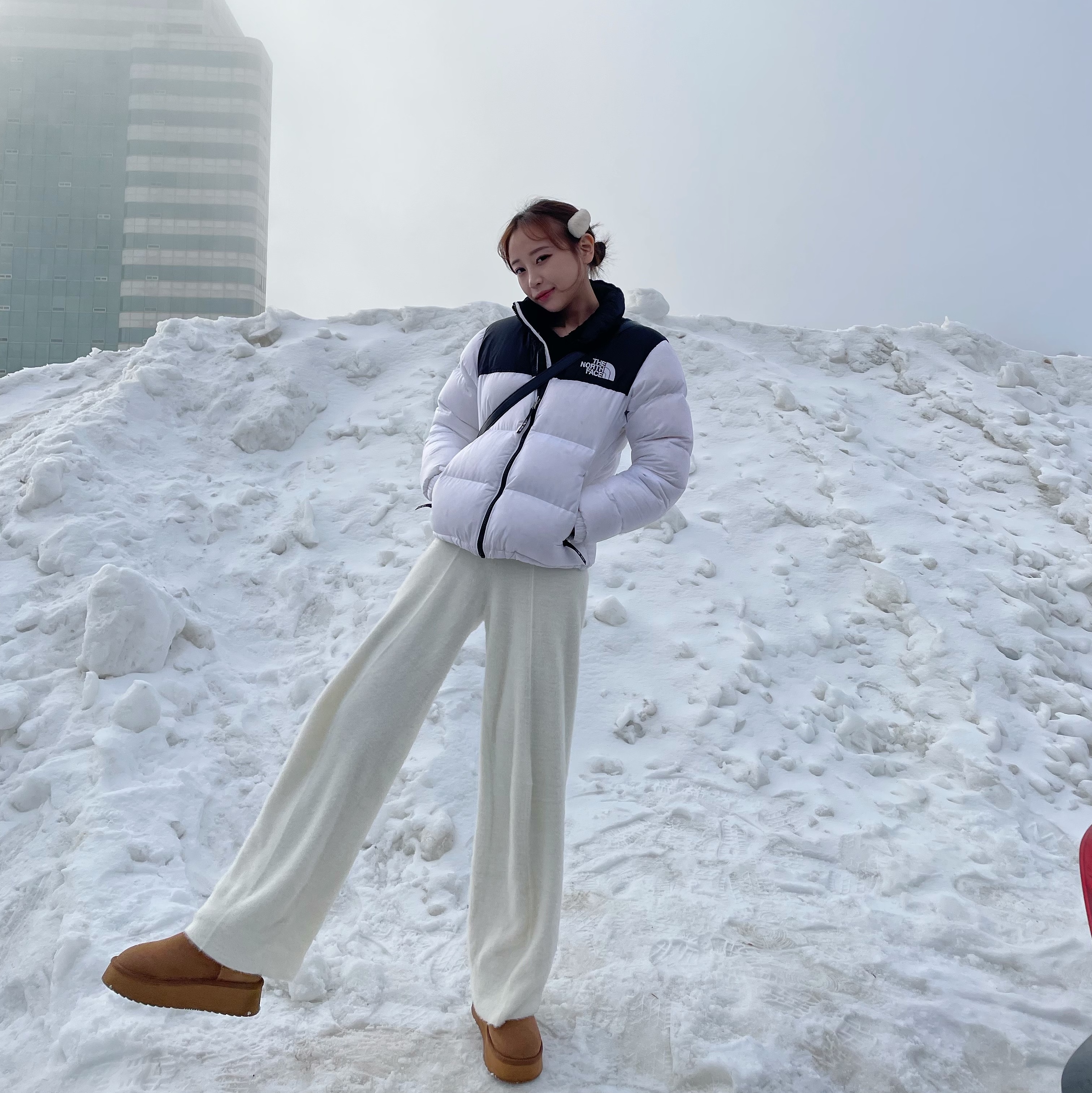 (W) The North Face 1996 Eco Nuptse Jacket White, Celine Classique Triomphe Bag in Shiny Calfskin Black 착용 스타일 - 2