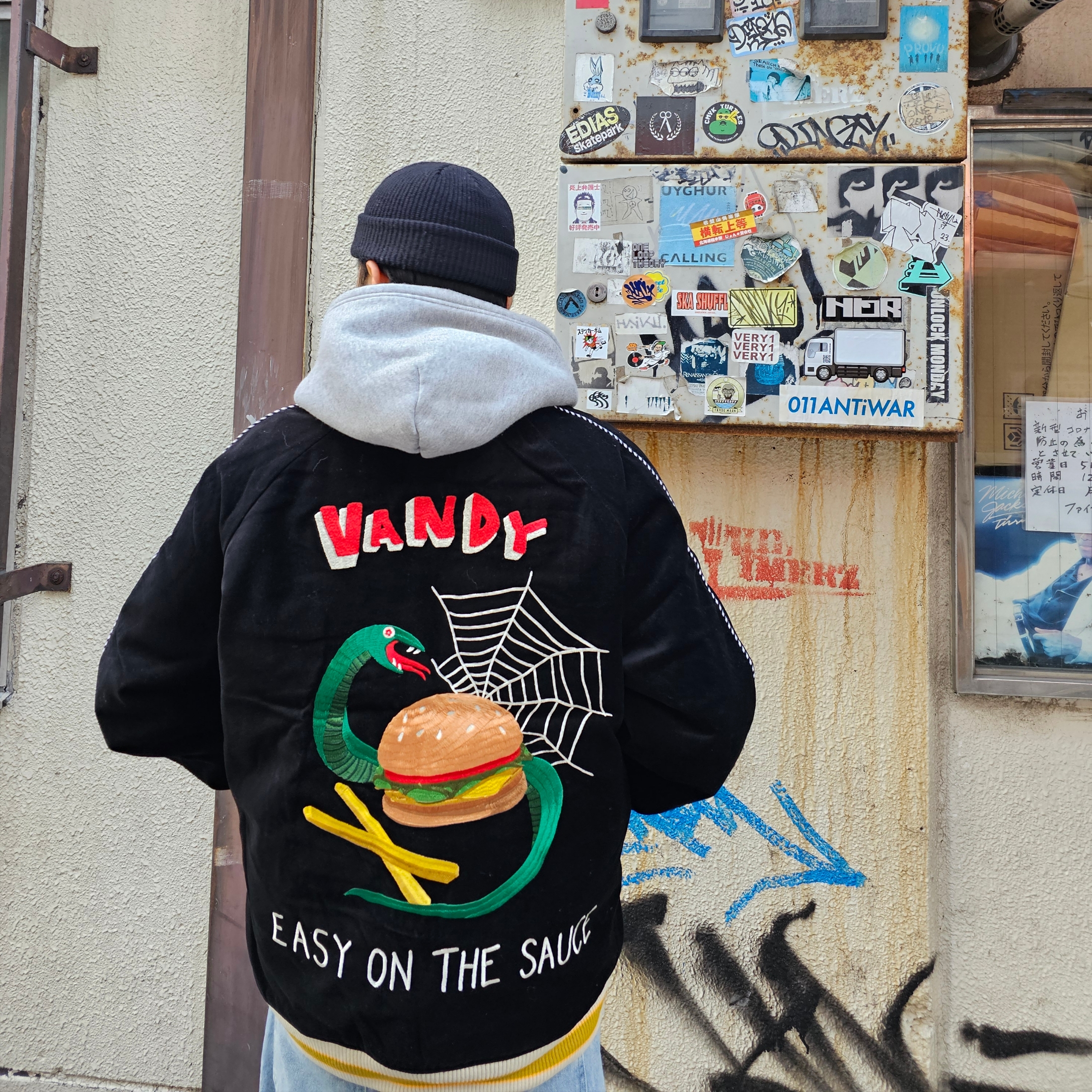 Vandy The Pink Reversible Sukajan Jacket Brown 착용 스타일