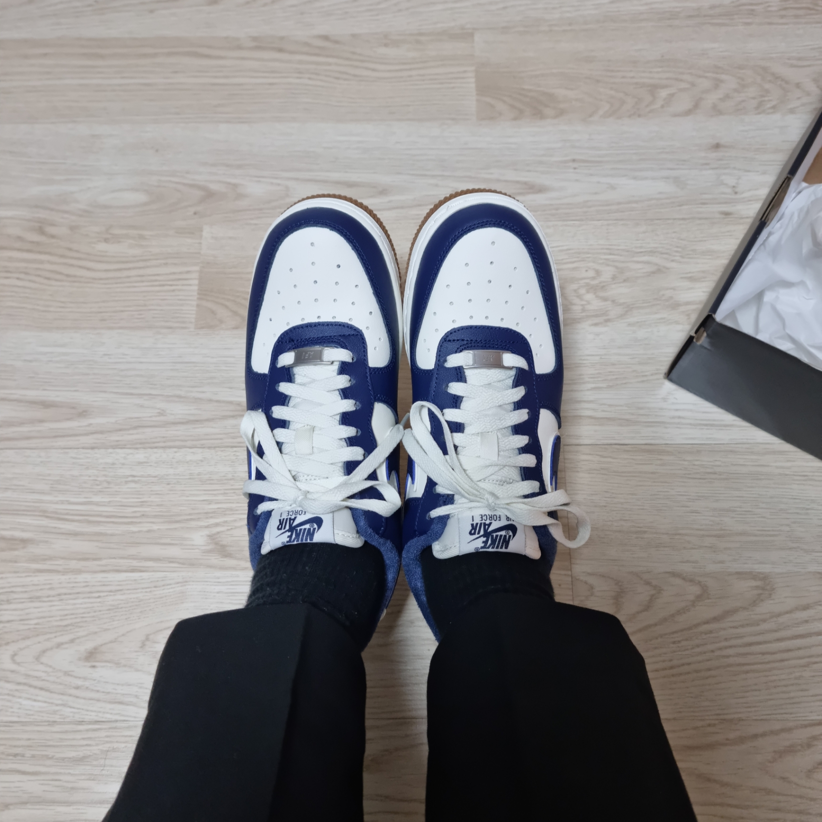 Nike Air Force 1 '07 LV8 Midnight Navy 착용 스타일 - 2