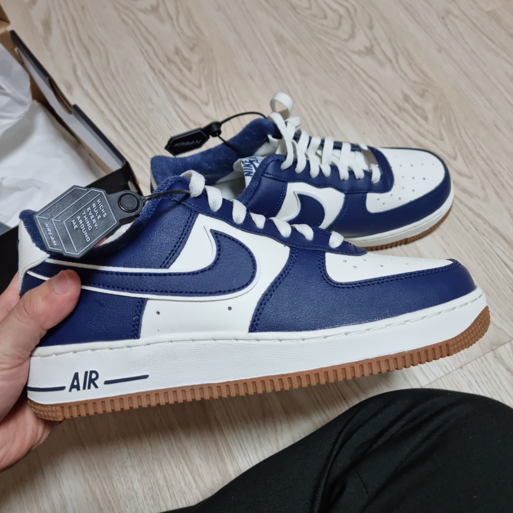 Nike Air Force 1 '07 LV8 Midnight Navy 착용 스타일 - 3