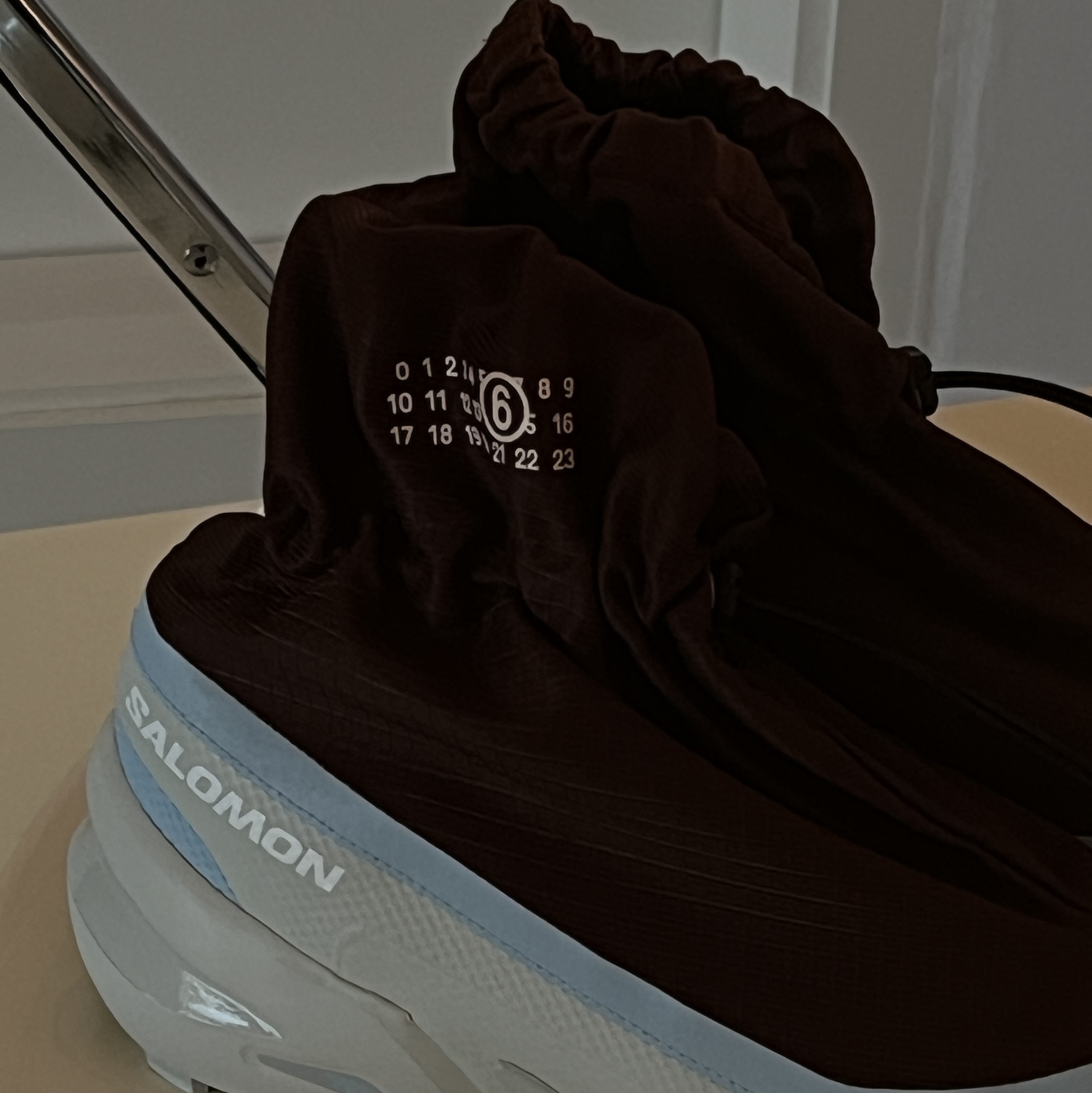 Salomon x MM6 Maison Margiela Cross Mid Bitter Choco 착용 스타일 - 2