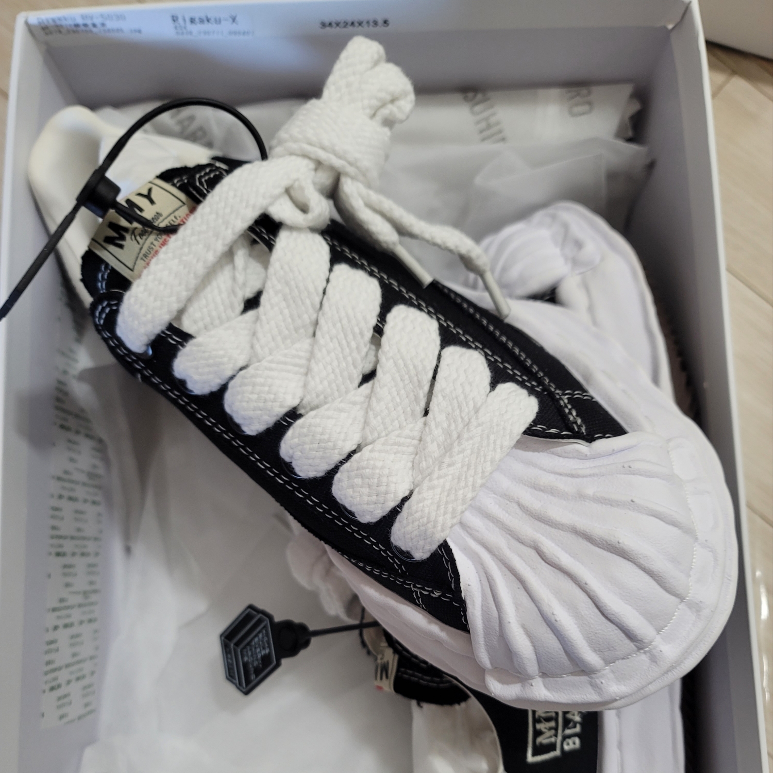 Maison Mihara Yasuhiro Blakey OG Sole Canvas Low-top Sneakers Black White 착용 스타일
