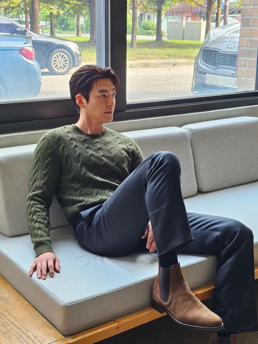 Prada Chocolate Brushed Leather Loafers Black, Saint Laurent Wyatt Chelsea Boots in Suede Land 착용 스타일 - 3