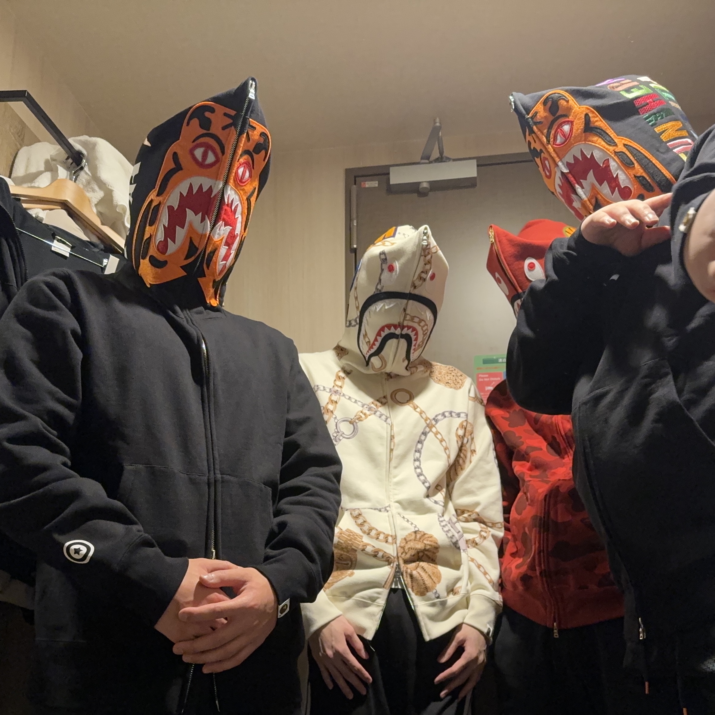 (W) BAPE Jewels Shark Full Zip Hoodie Ivory, BAPE Tiger Full Zip Hoodie Black 착용 스타일 - 1