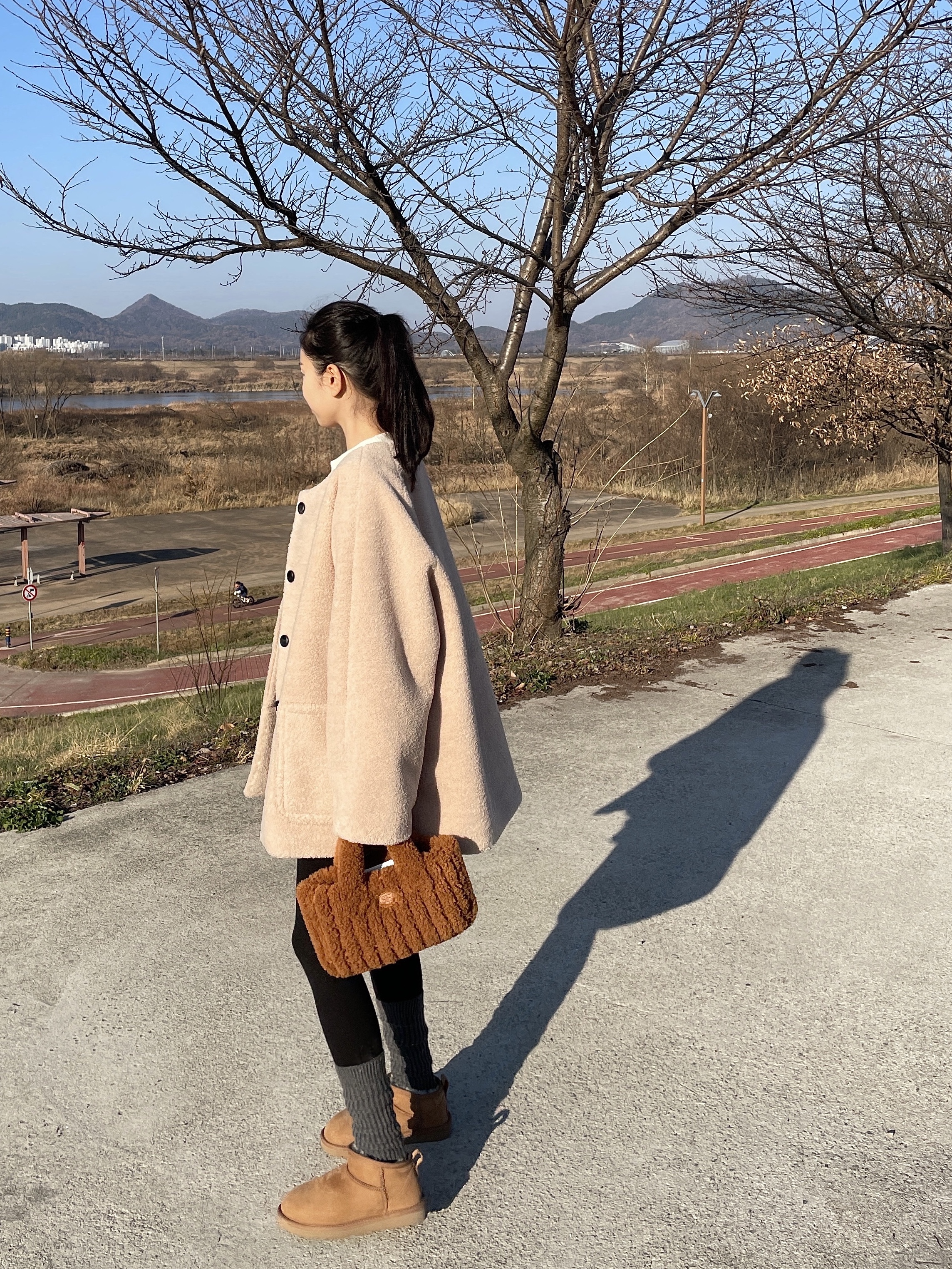 (W) UGG Classic Ultra Mini Boots Chestnut 착용 스타일
