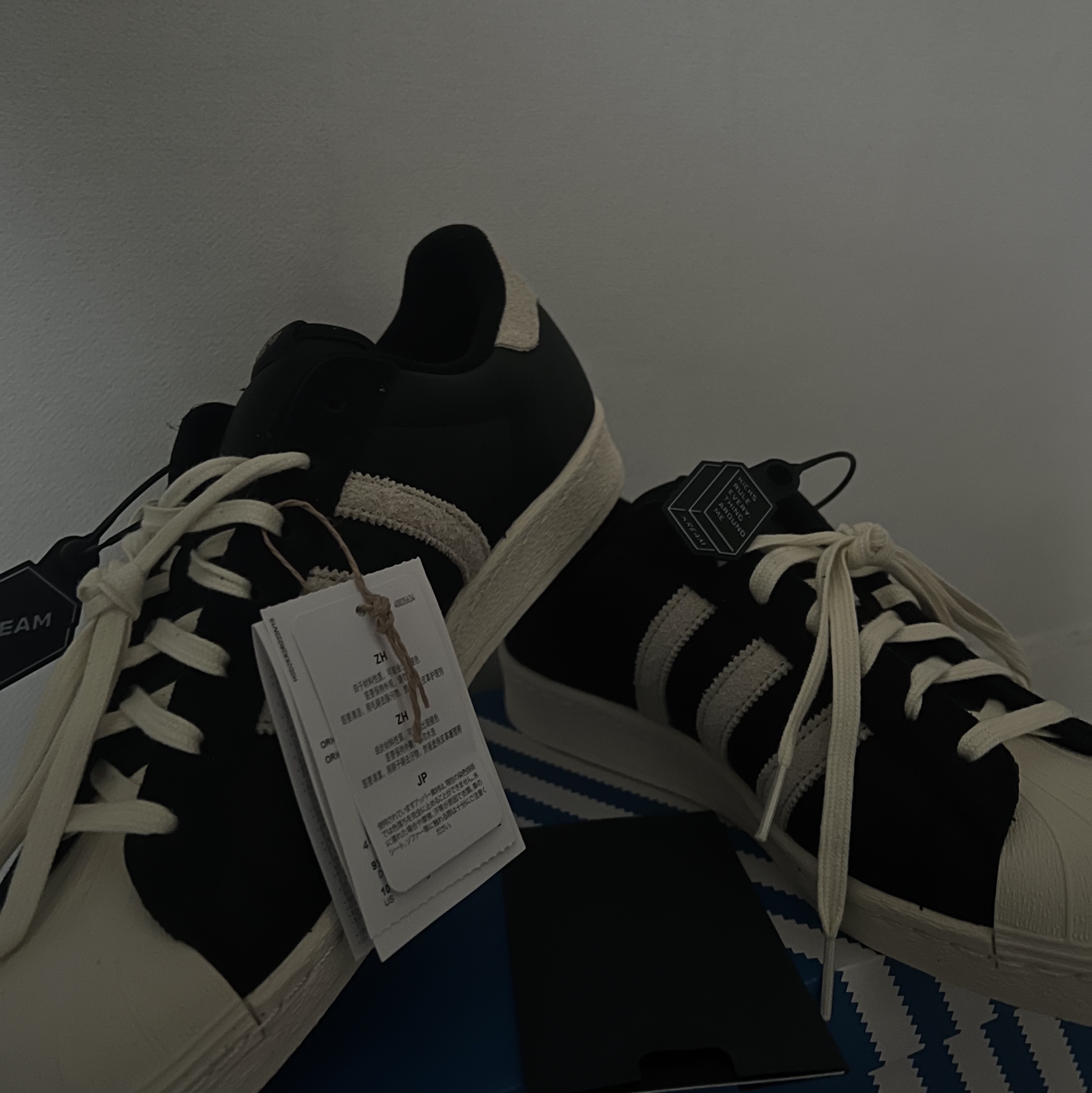 Adidas Superstar 82 Black White 착용 스타일