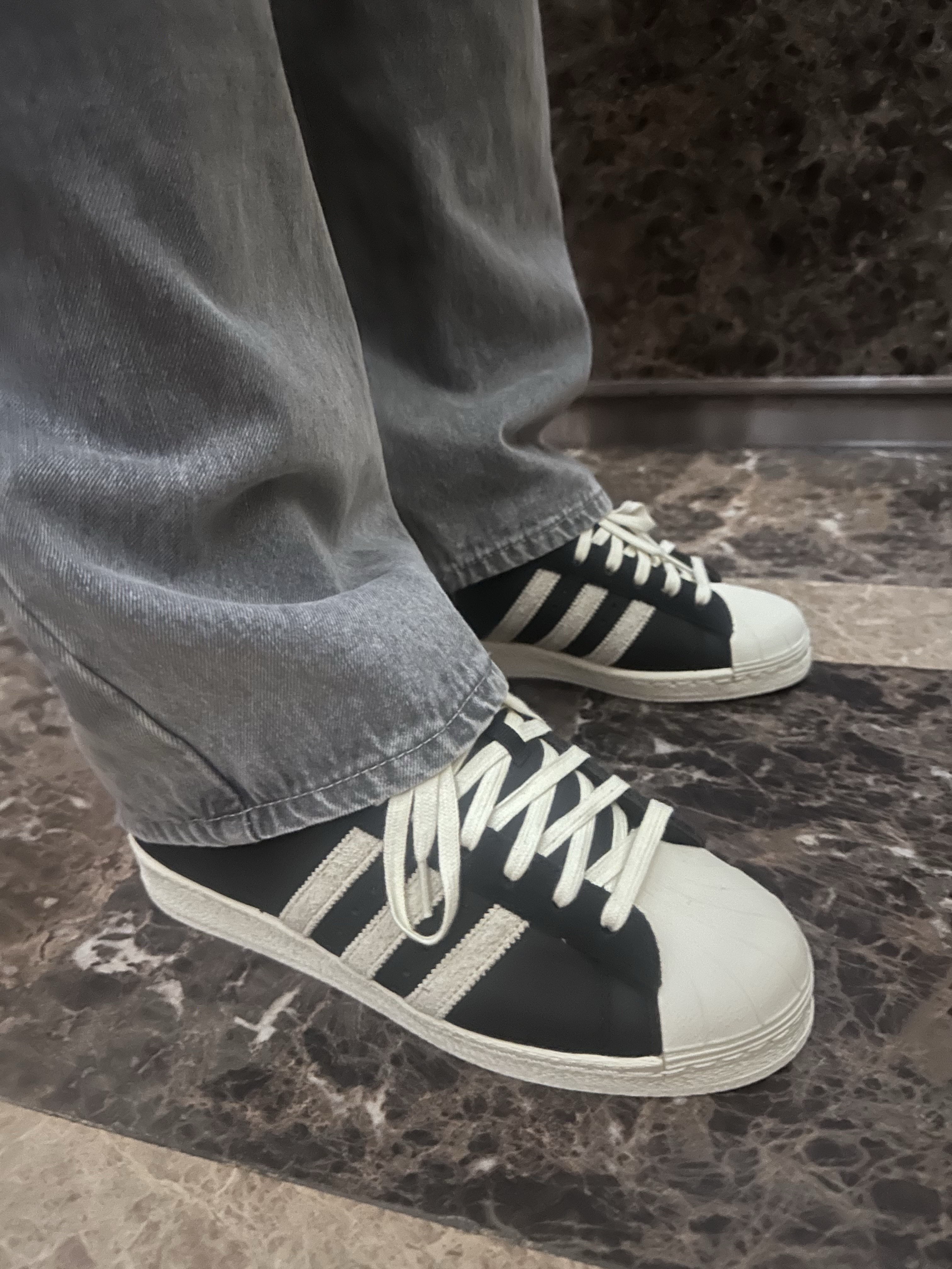 Adidas Superstar 82 Black White 착용 스타일 - 2