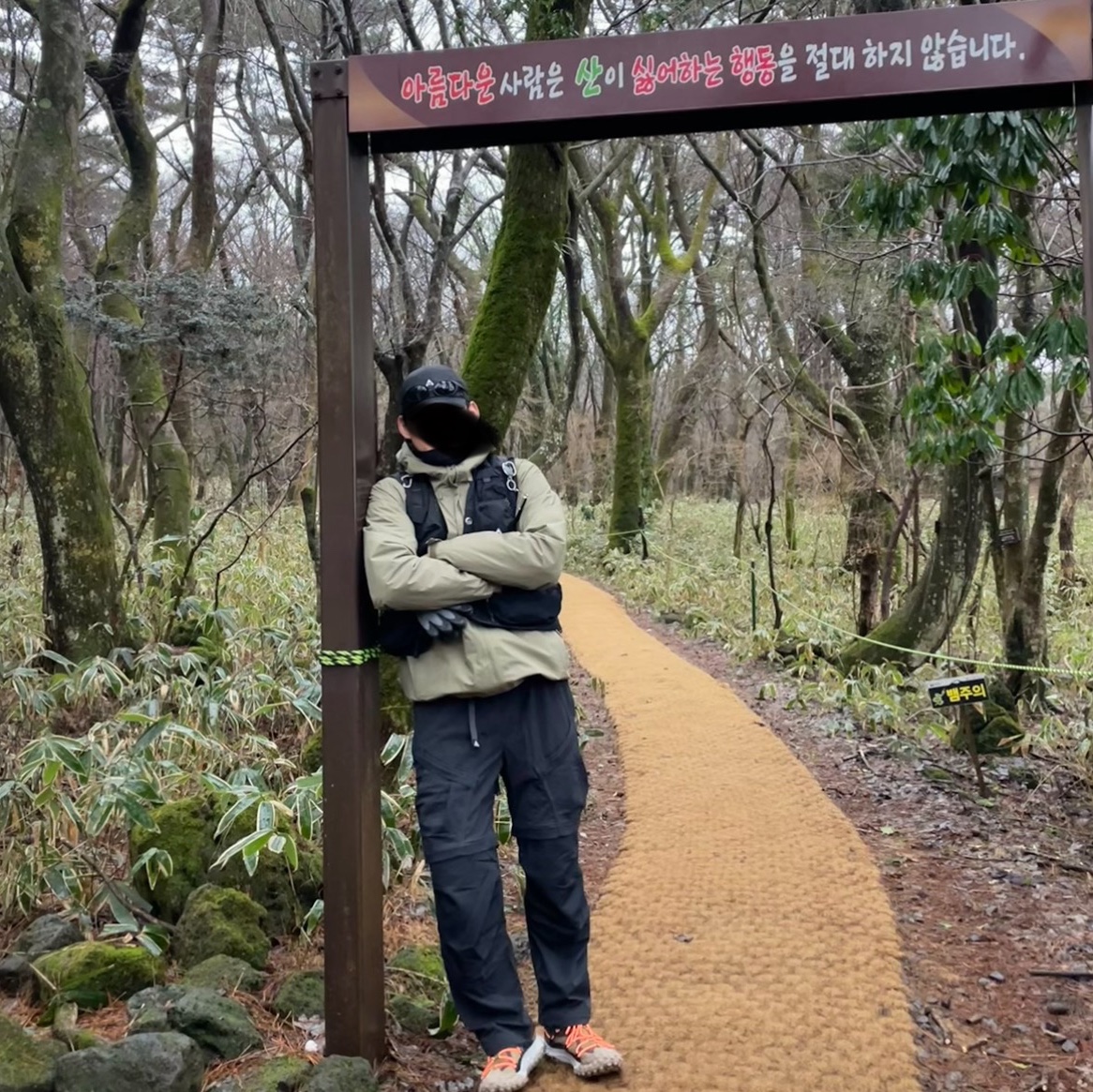 Nike ACG Smith Summit Cargo Pants Black - US/EU, Nike ACG Trail Cap Black 착용 스타일 - 1