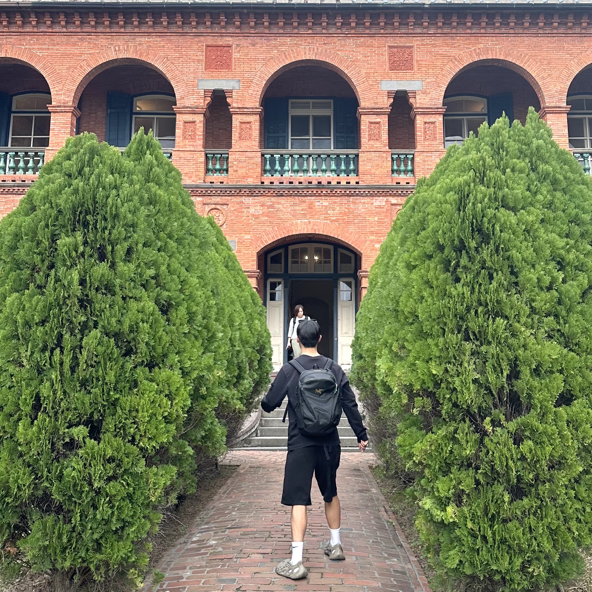 Arc'teryx Mantis 26 Backpack Black, Adidas Yeezy Foam RNNR Stone Sage 착용 스타일 - 1