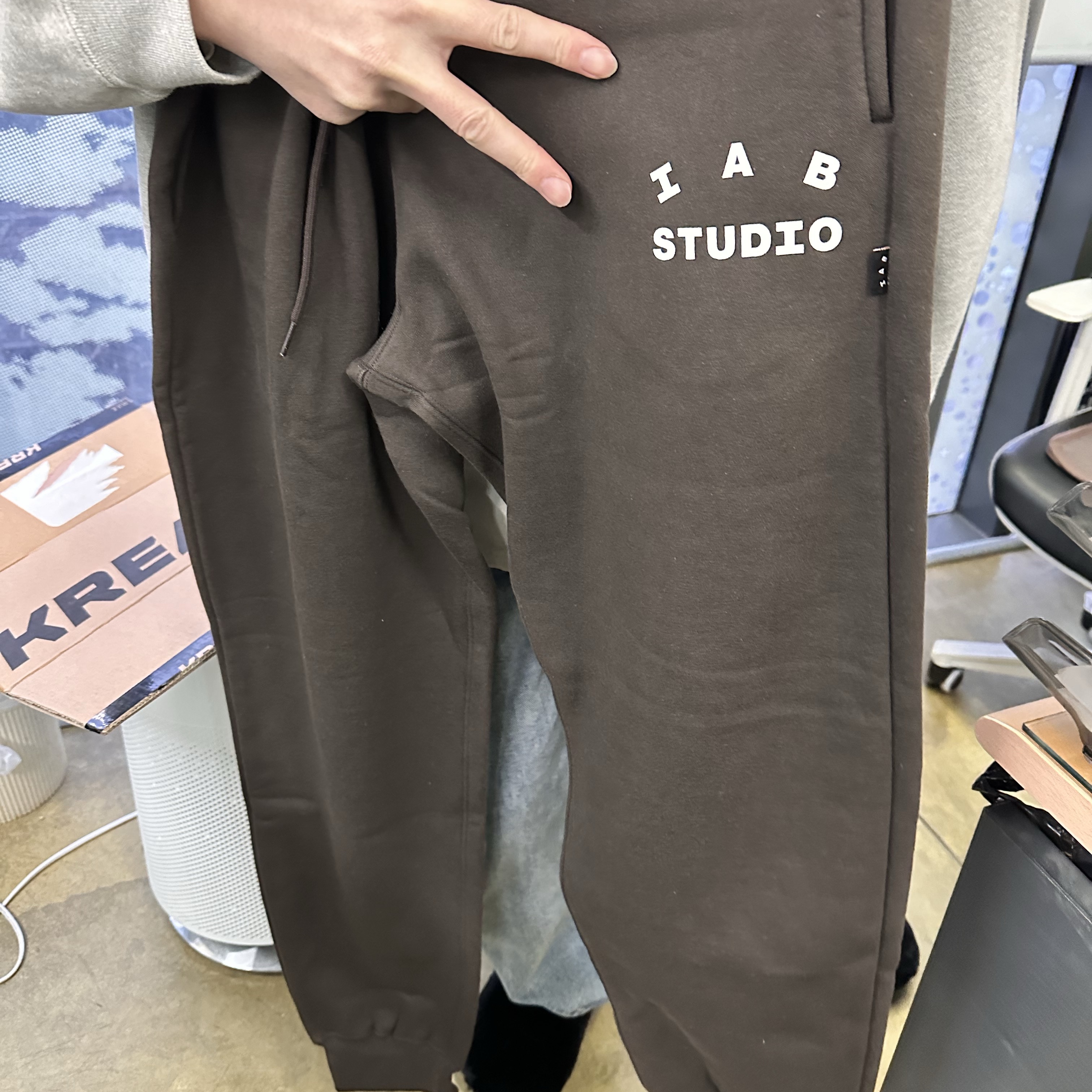 IAB Studio Sweatpants Brown 착용 스타일