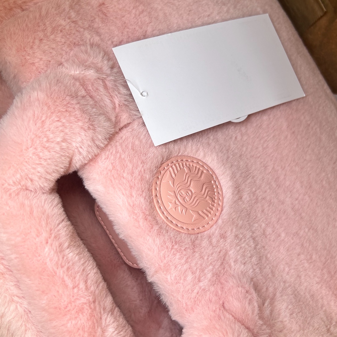 Starbucks Be Mine Pink Fur Tote Bag 착용 스타일
