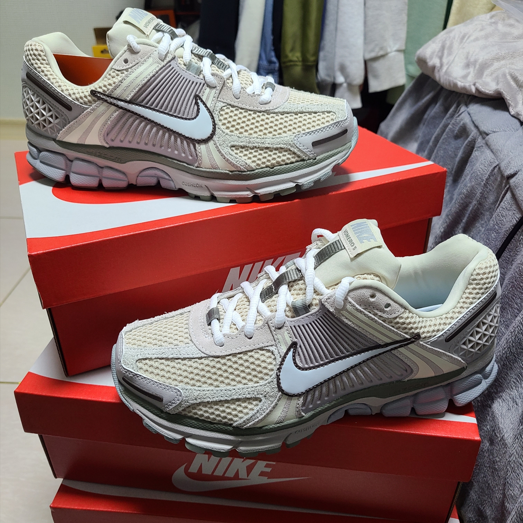 Nike Zoom Vomero 5 SE Light Orewood Brown, Nike Everyday Essential Ankle Socks White (3 Pack/Korean Ver.) 착용 스타일 - 5