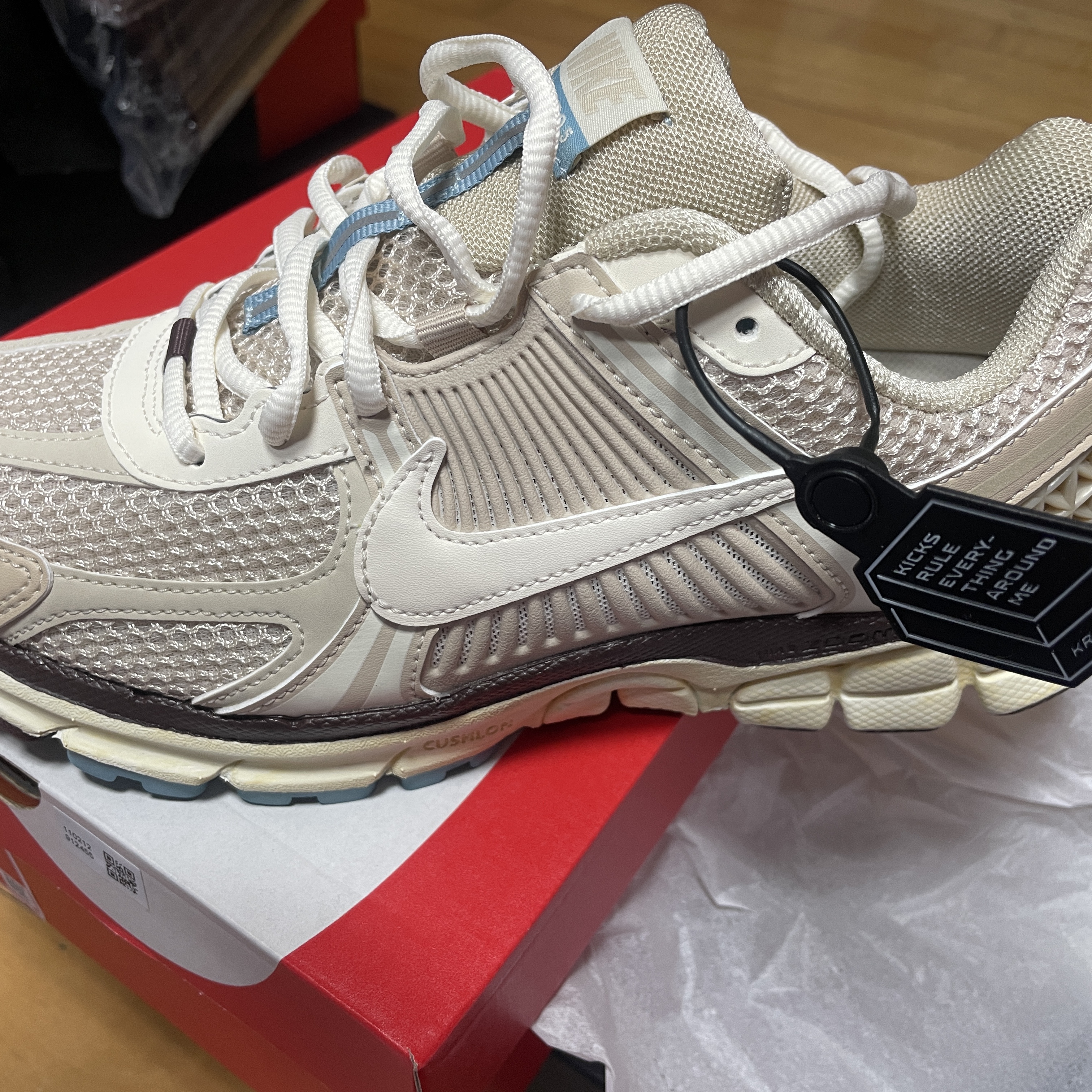 (W) Nike Zoom Vomero 5 Oatmeal 착용 스타일