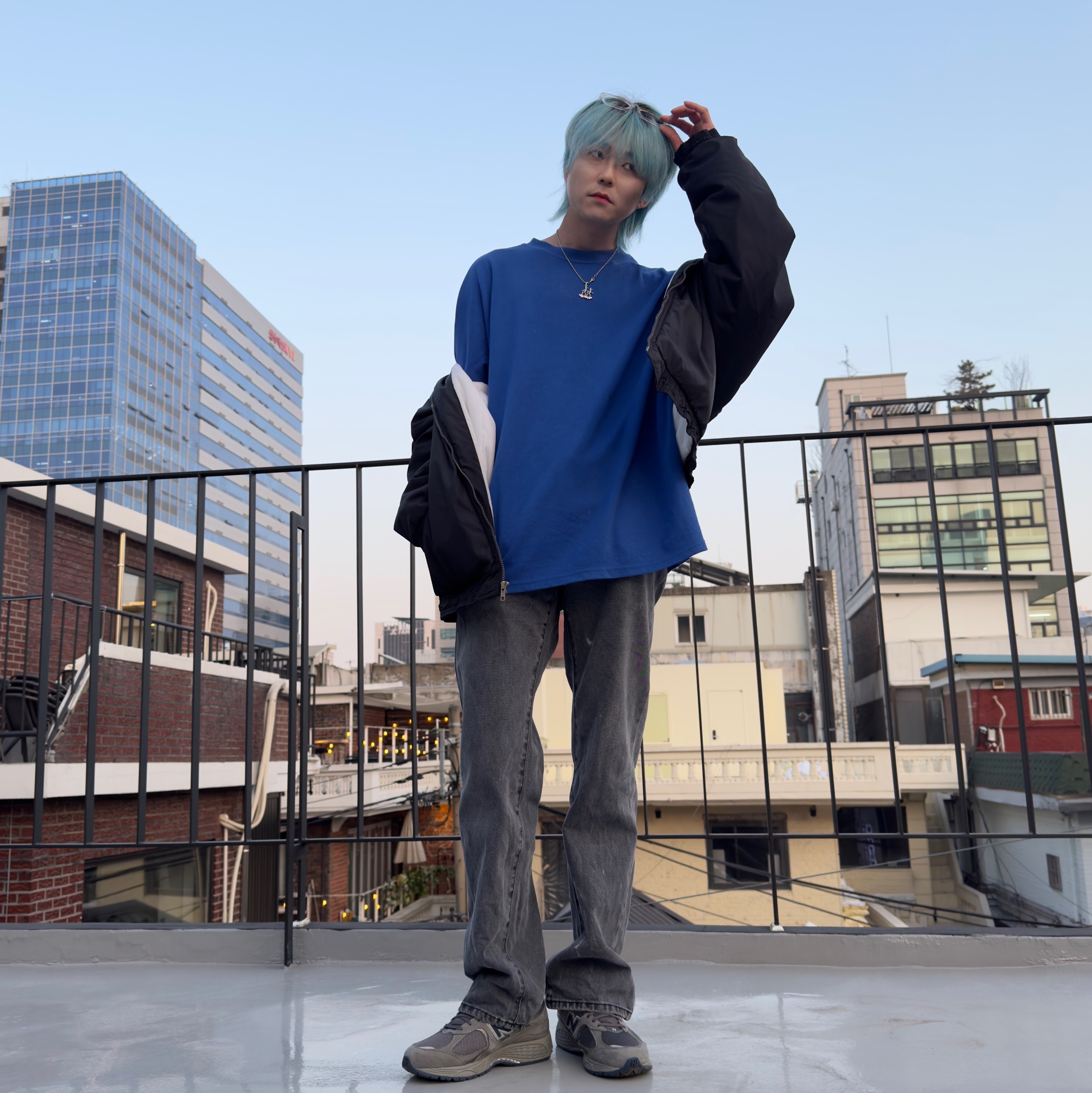 New Balance 2002R Gray 착용 스타일