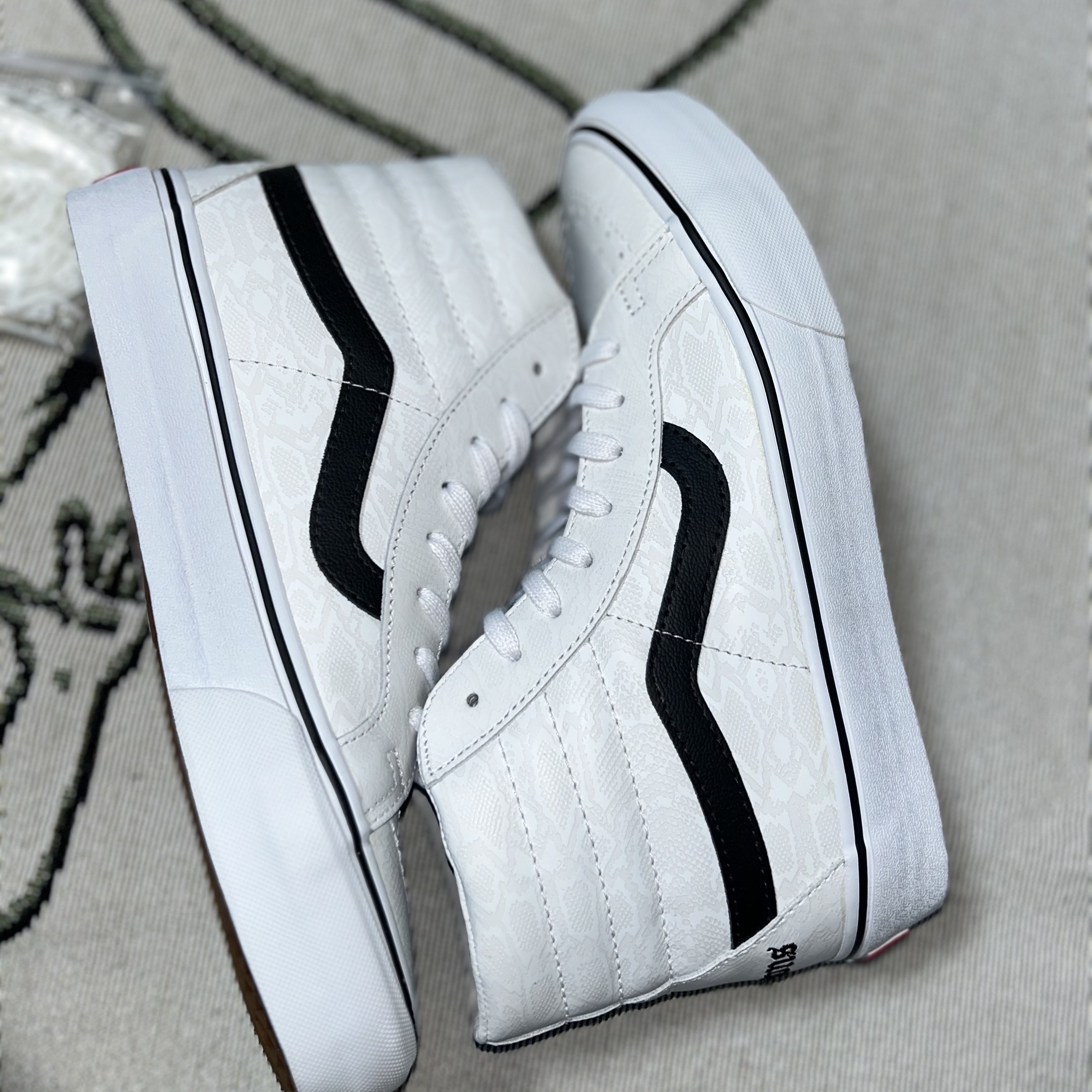 Vans Vault x Noon Goons Sk8-Hi Reissue LX White 착용 스타일 - 6