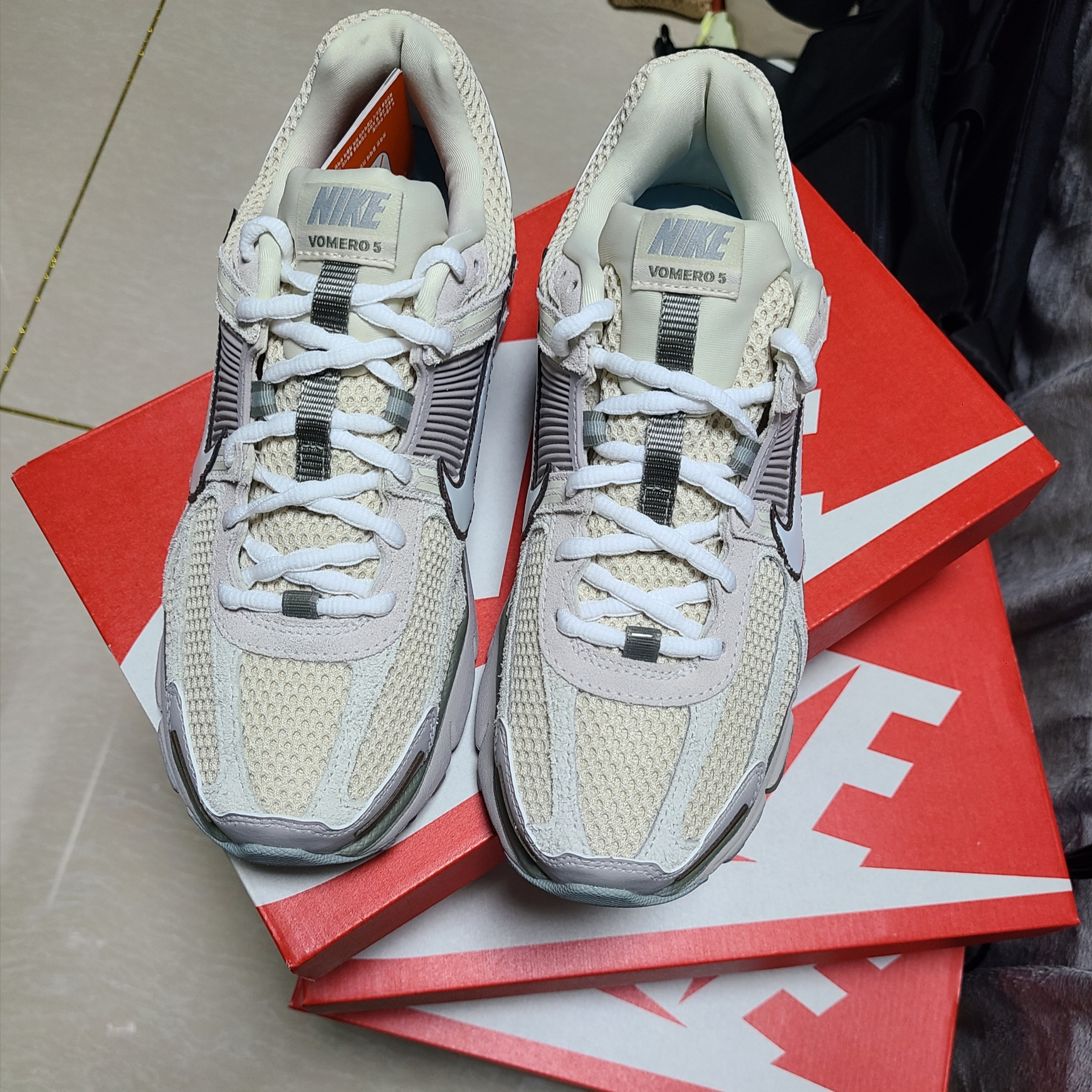 Nike Zoom Vomero 5 SE Light Orewood Brown, Nike Everyday Essential Ankle Socks White (3 Pack/Korean Ver.) 착용 스타일 - 7