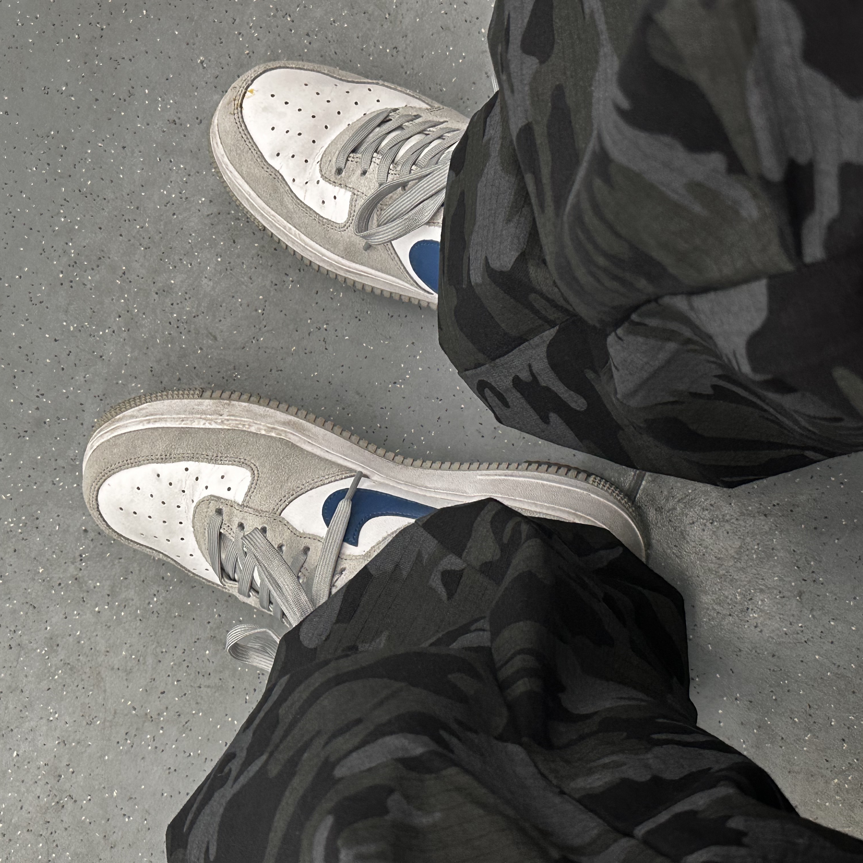 Nike Air Force 1 '07 Light Smoke Grey Midnight Navy 착용 스타일