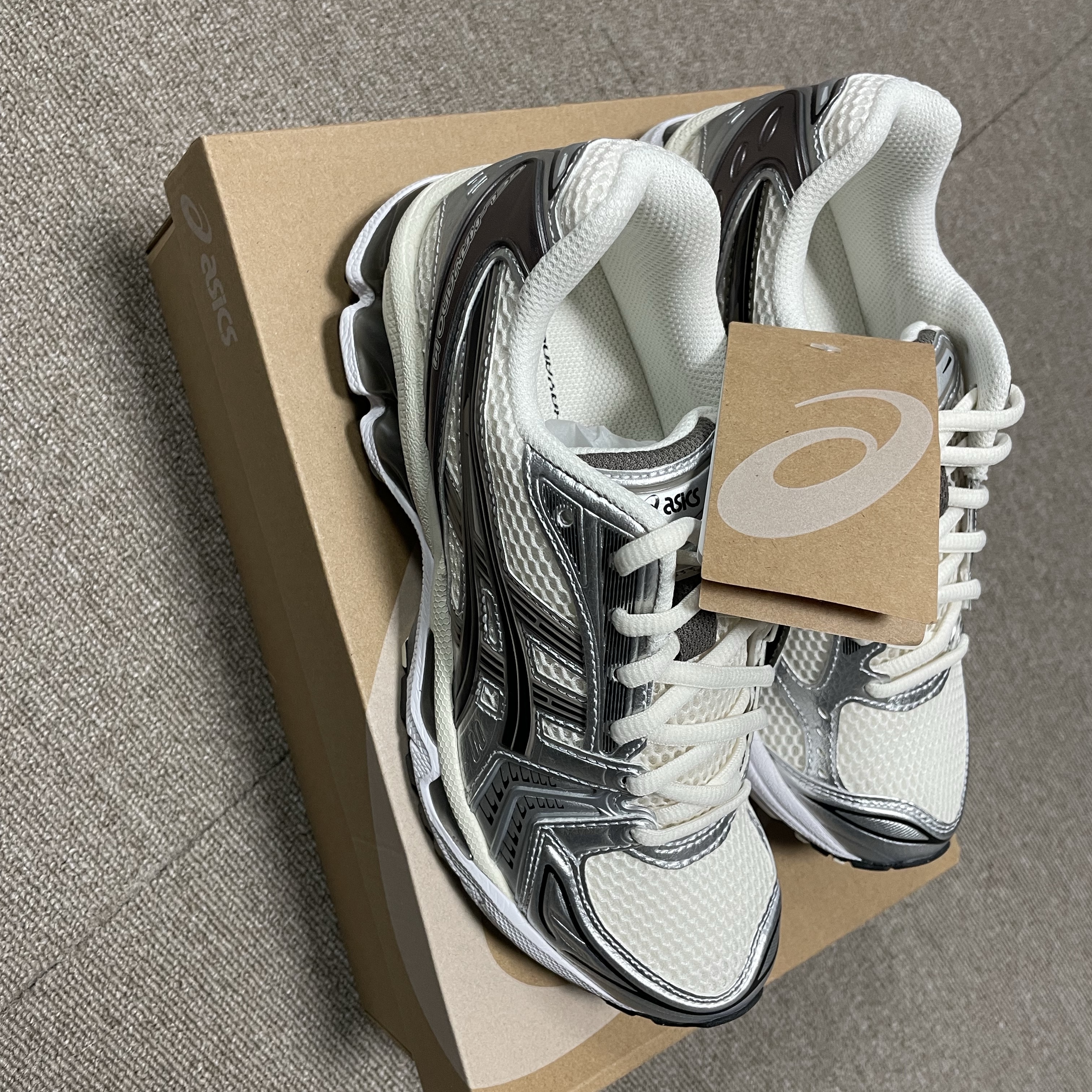 Asics Gel-Kayano 14 Cream Black 착용 스타일