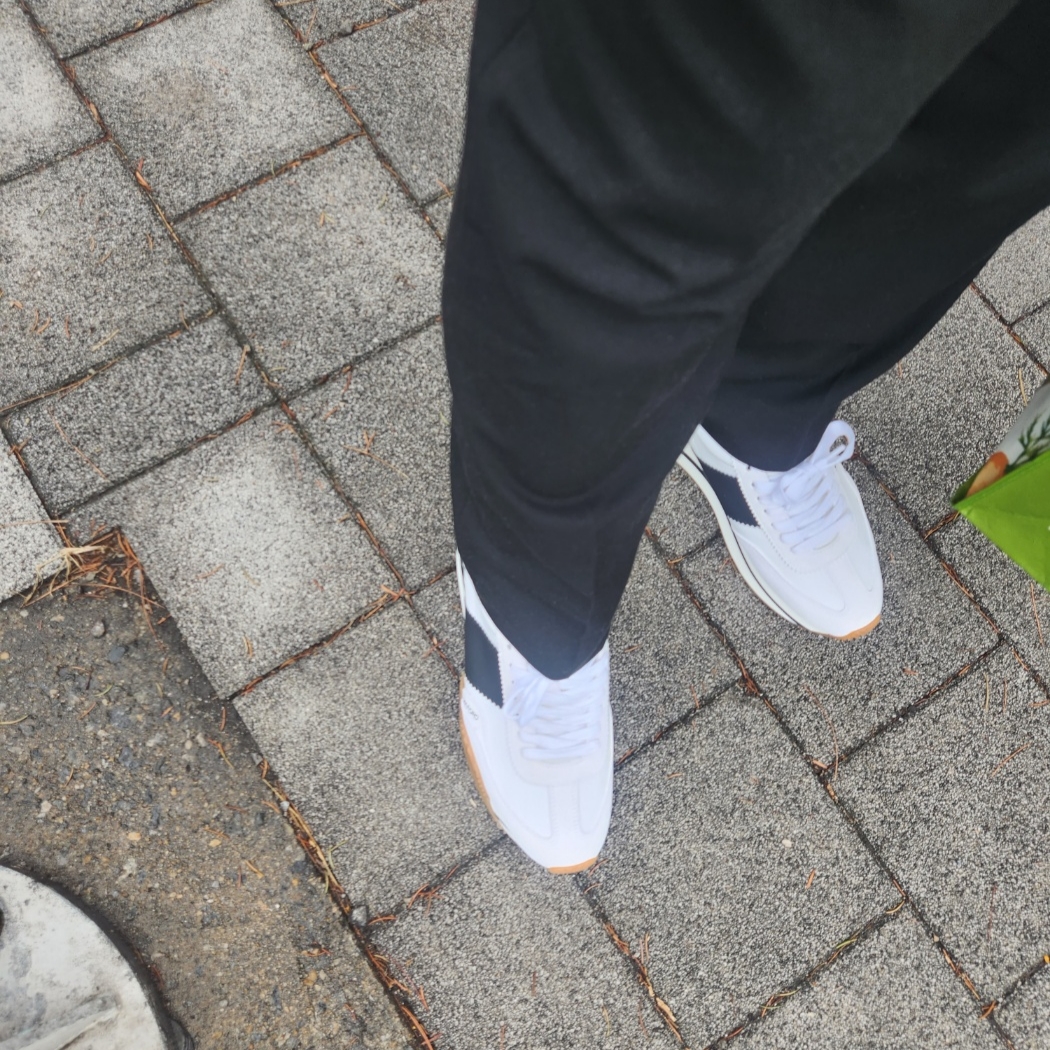 Tom Ford Suede Eco-Friendly Material James Sneakers White Black Cream 착용 스타일 - 2