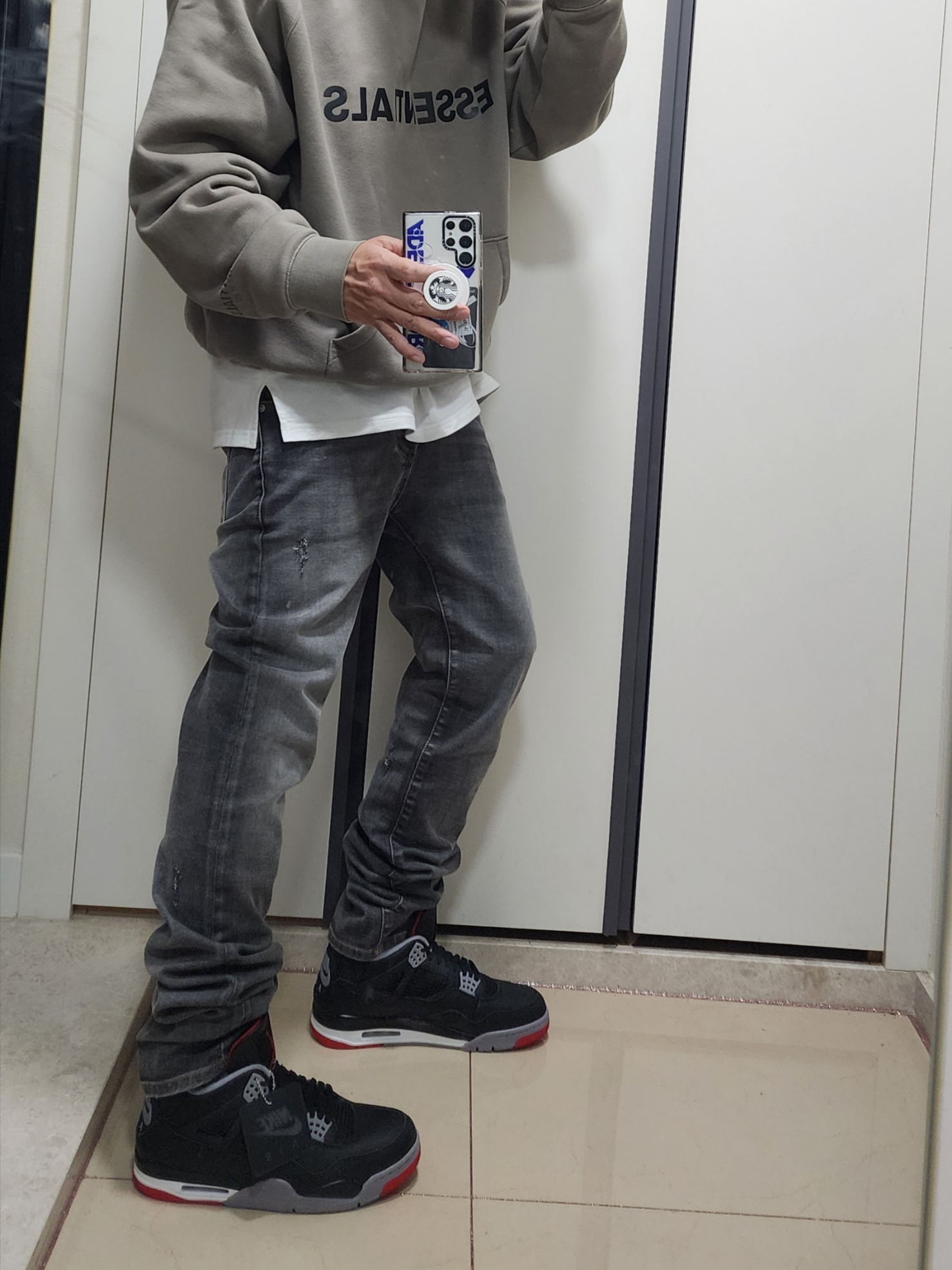 Jordan 4 Retro Bred Reimagined, Essentials 3D Silicon Applique Pullover Hoodie Cement - 20FW 착용 스타일 - 1