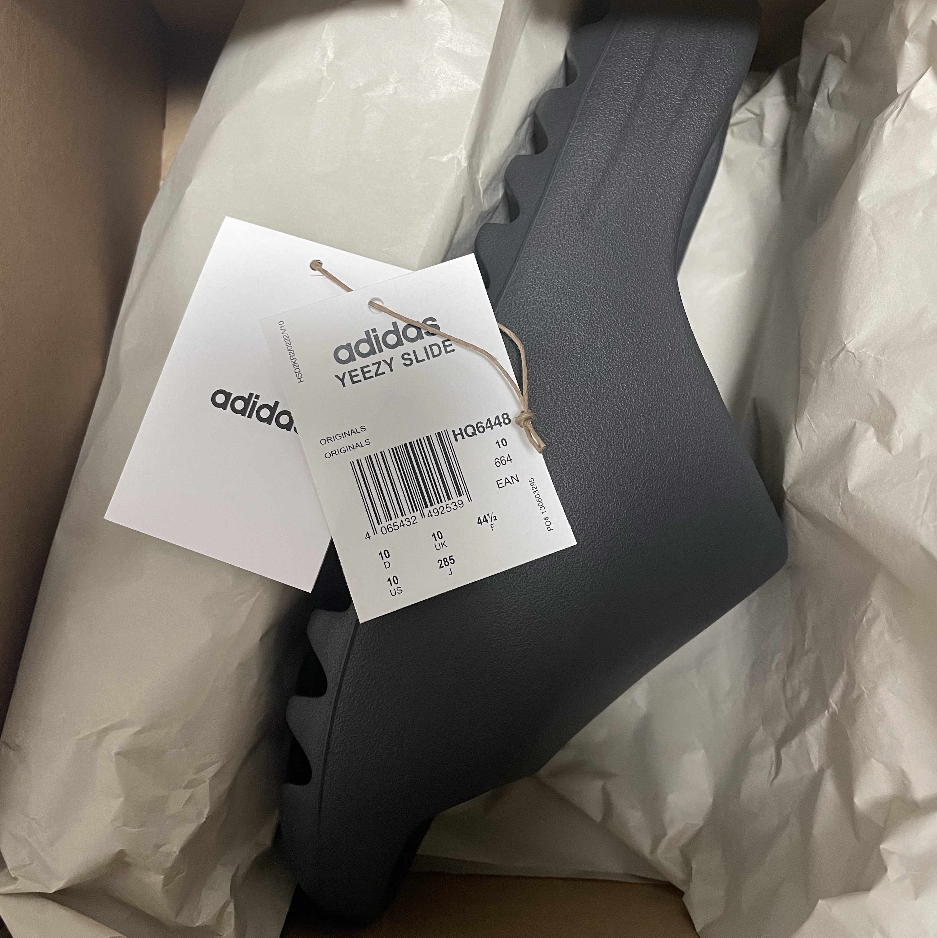 Adidas Yeezy Slide Onyx 착용 스타일