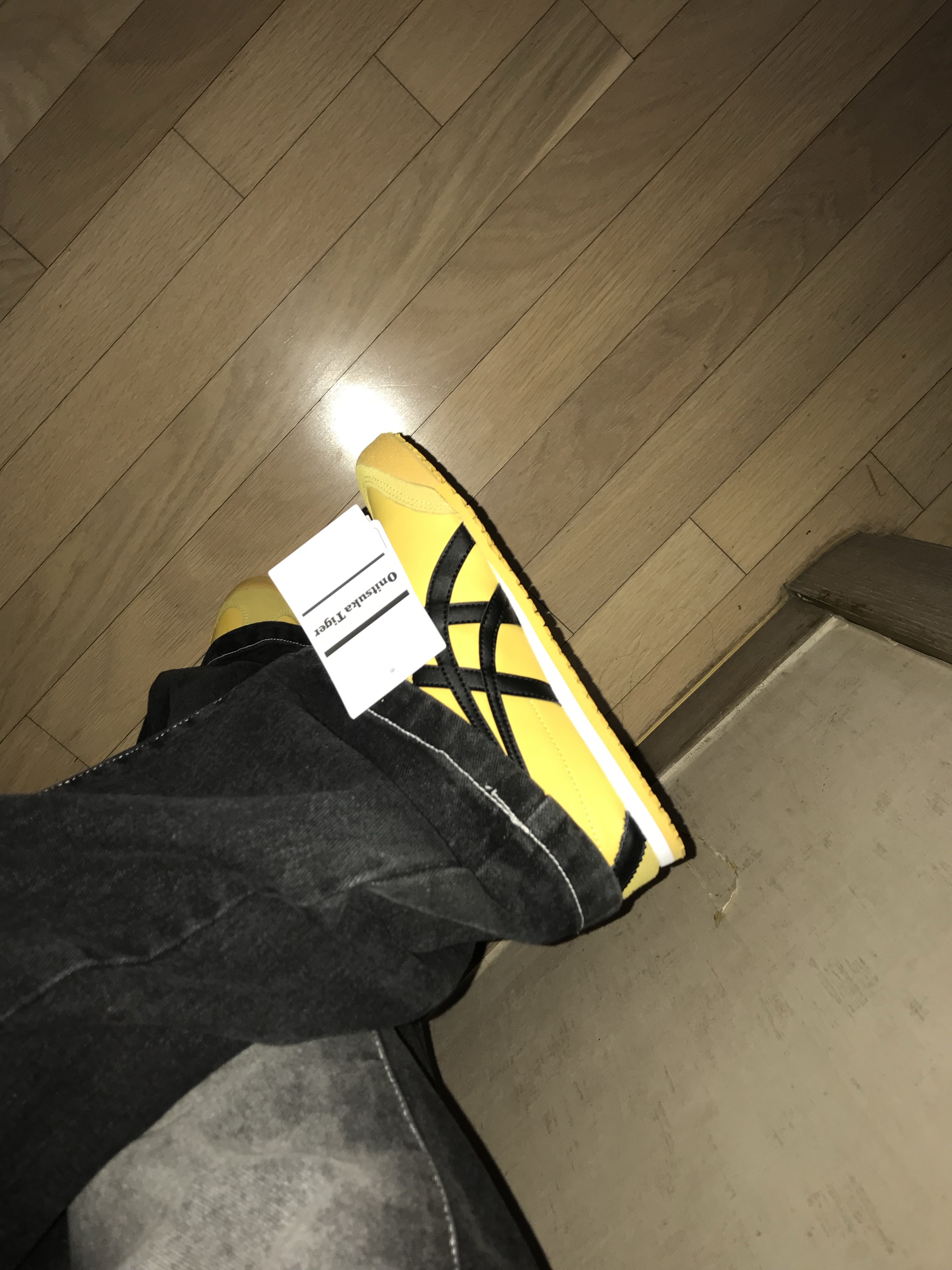 Onitsuka Tiger Mexico 66 Yellow Black 착용 스타일 - 1