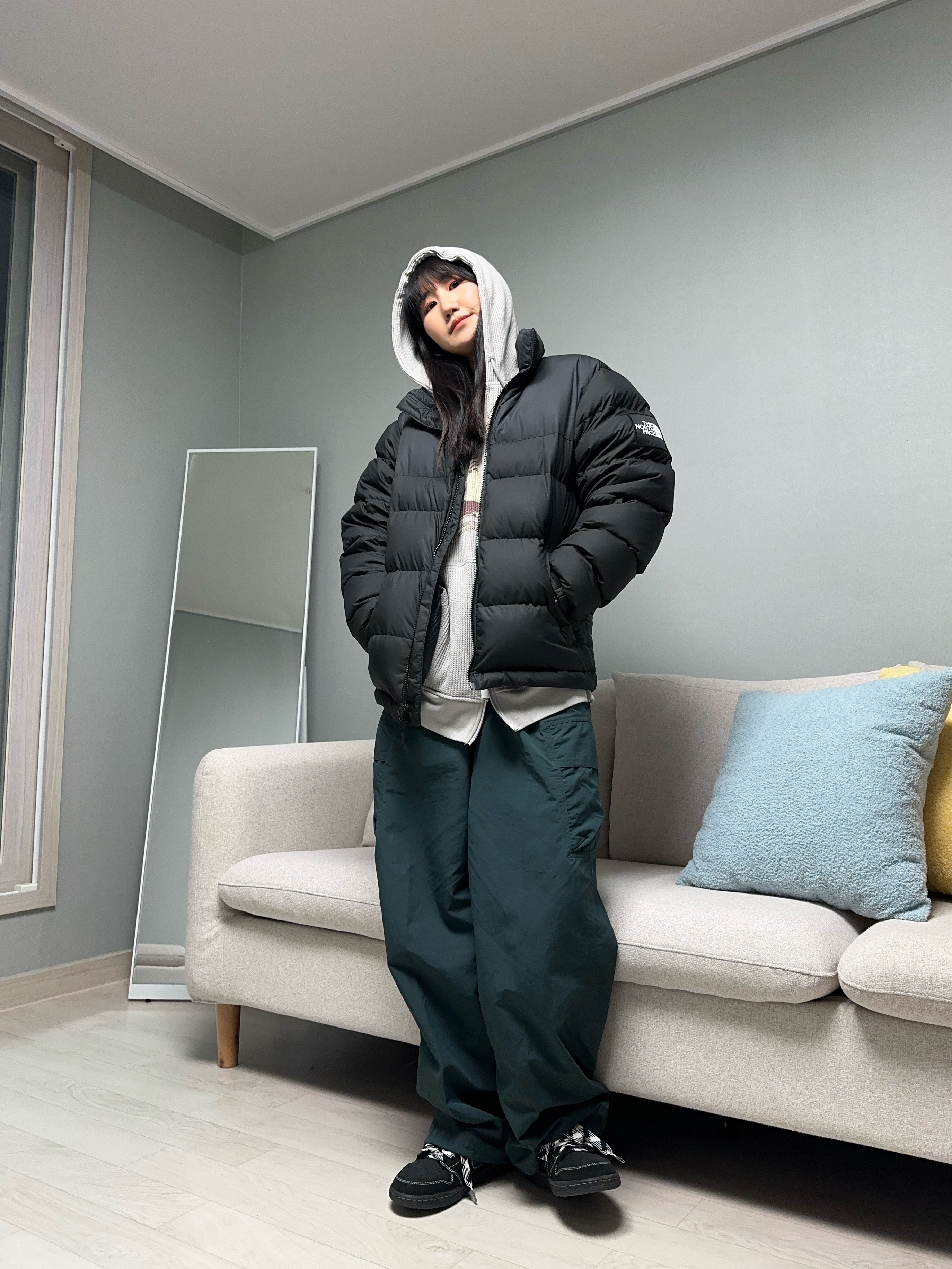 The North Face 1992 Nuptse Jacket Black, Jordan 1 x Travis Scott Retro Low OG SP Black Phantom 착용 스타일 - 1