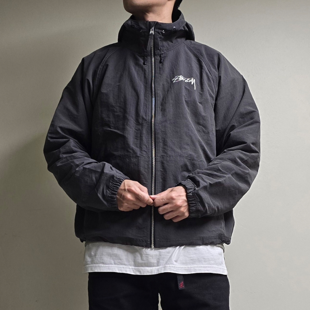 Stussy Wave Dye Beach Shell Jacket Black 착용 스타일 - 3