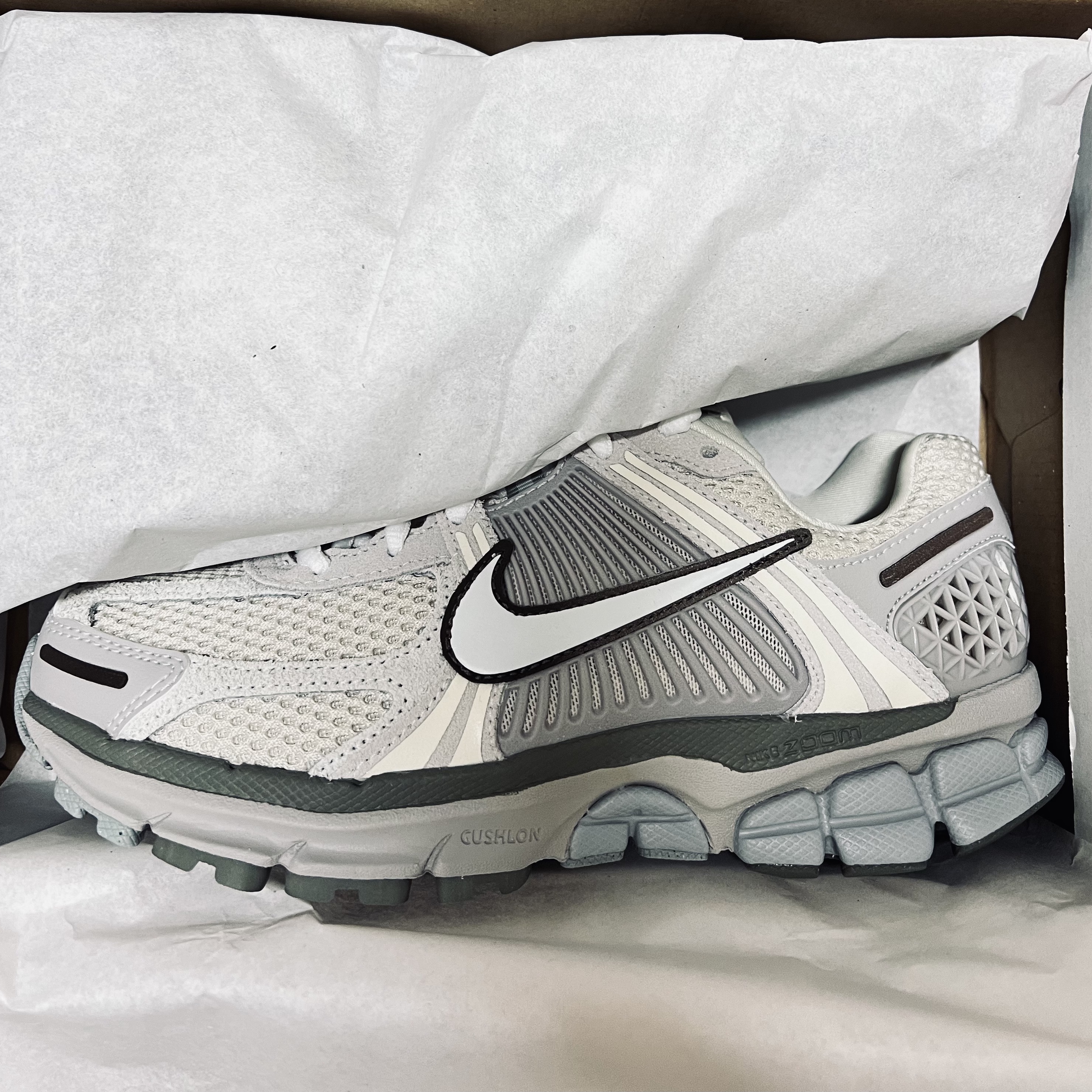 Nike Zoom Vomero 5 SE Light Orewood Brown 착용 스타일