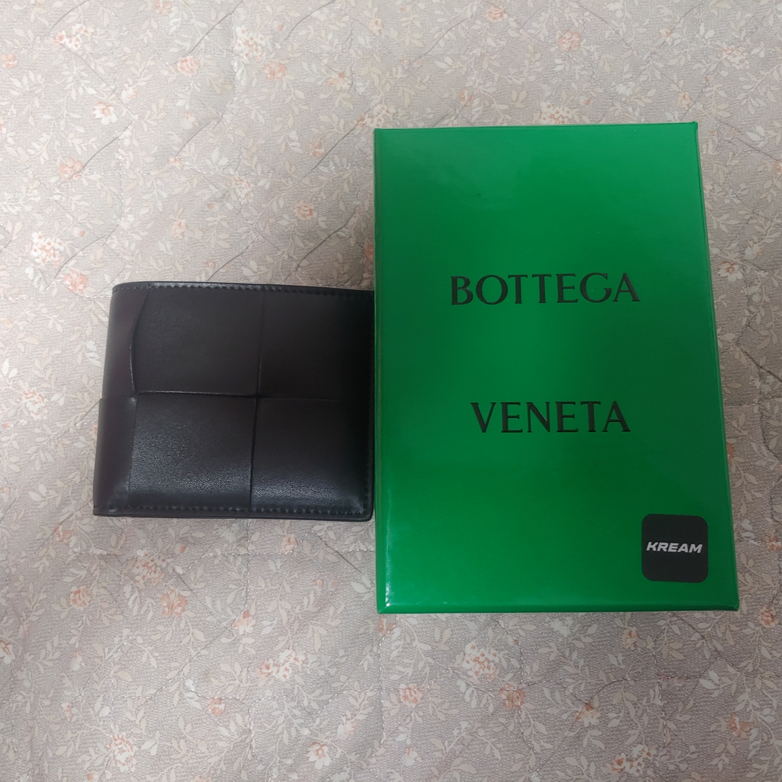Bottega Veneta Bi-Fold Wallet Black 착용 스타일 - 3