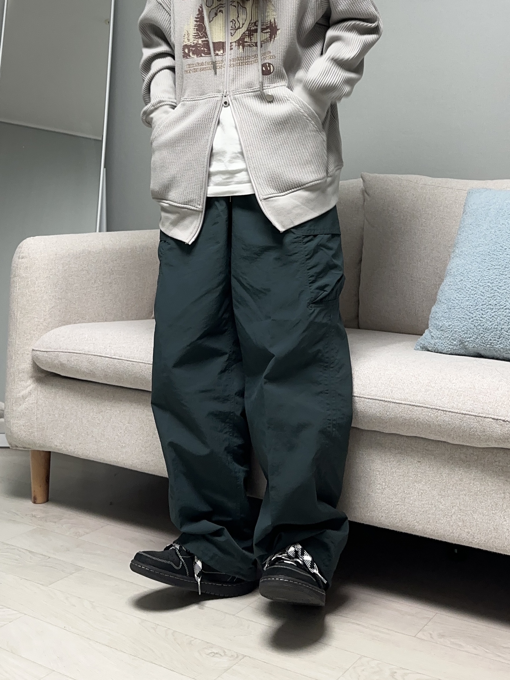 The North Face 1992 Nuptse Jacket Black, Jordan 1 x Travis Scott Retro Low OG SP Black Phantom 착용 스타일 - 4