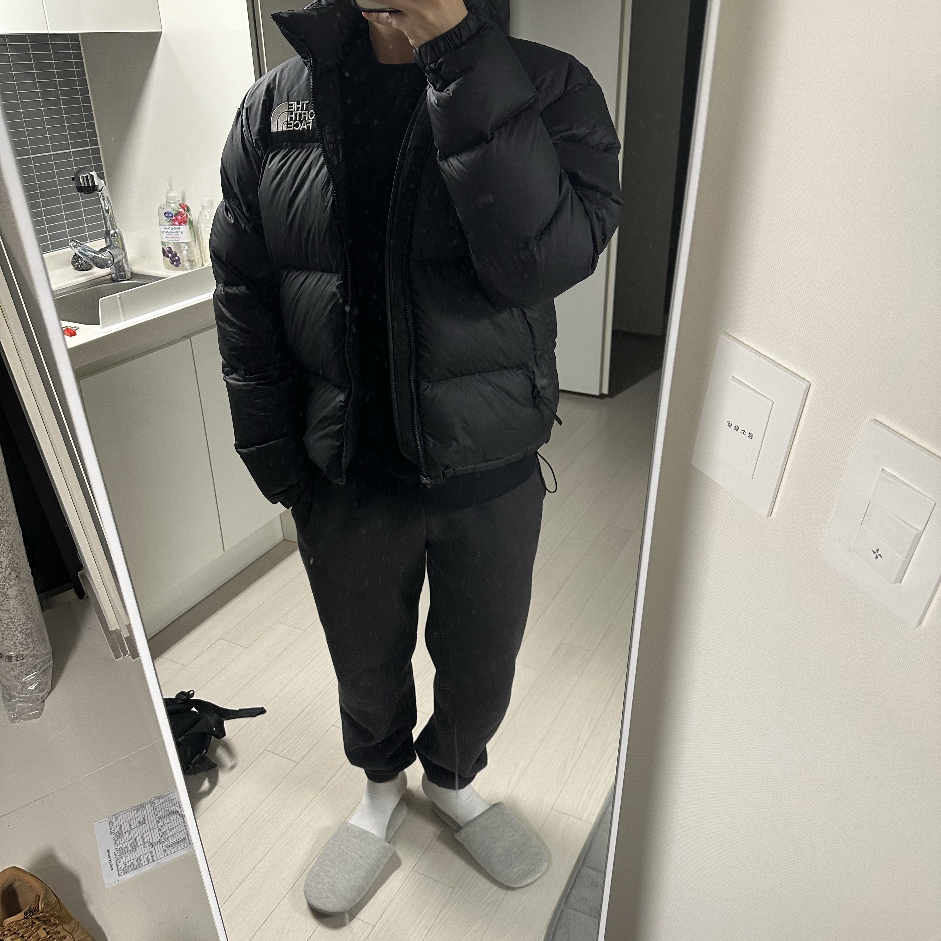 The North Face 1996 Eco Nuptse Jacket Black 착용 스타일 - 2