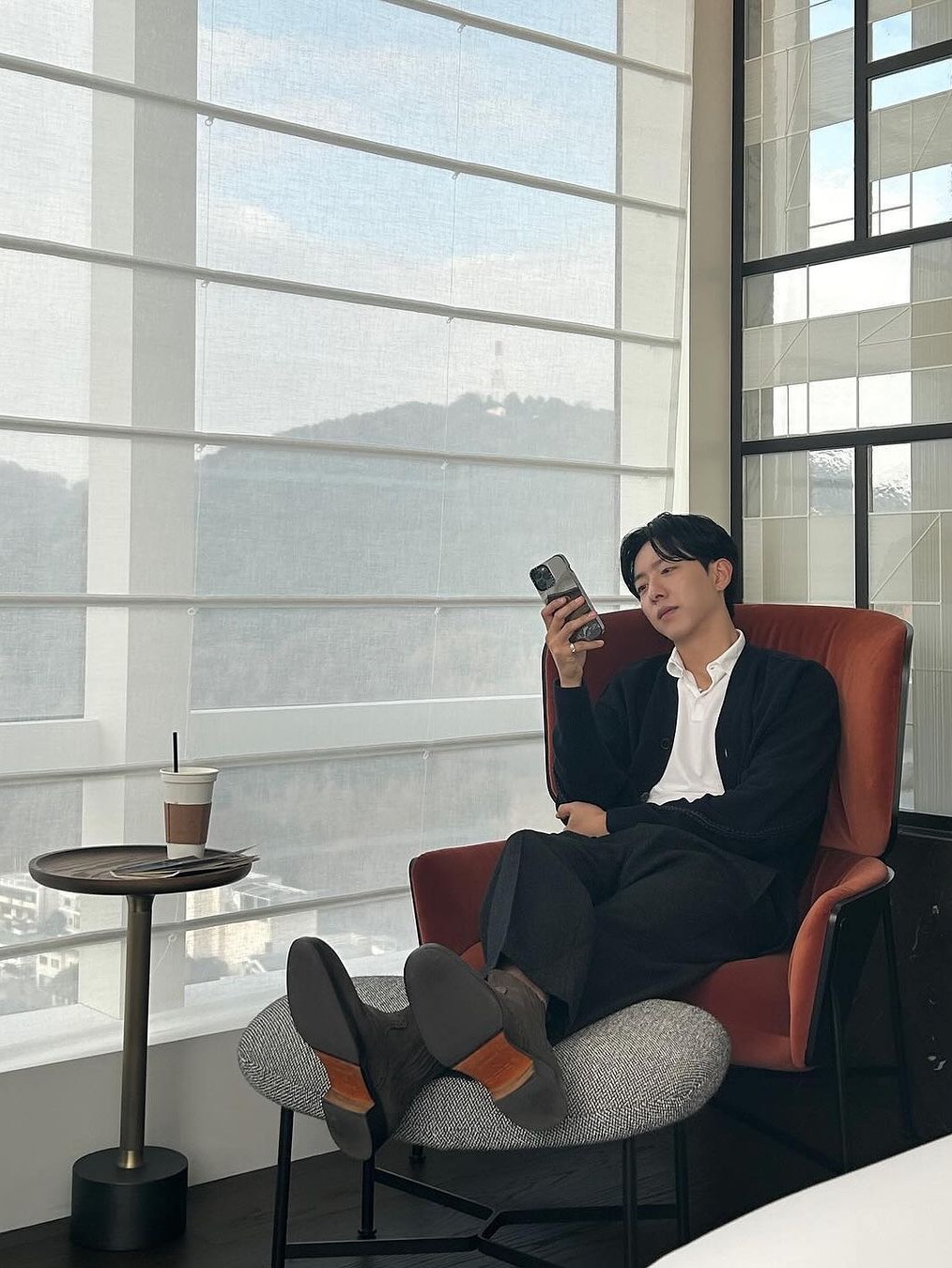 Prada Chocolate Brushed Leather Loafers Black, Saint Laurent Wyatt Chelsea Boots in Suede Land 착용 스타일 - 6